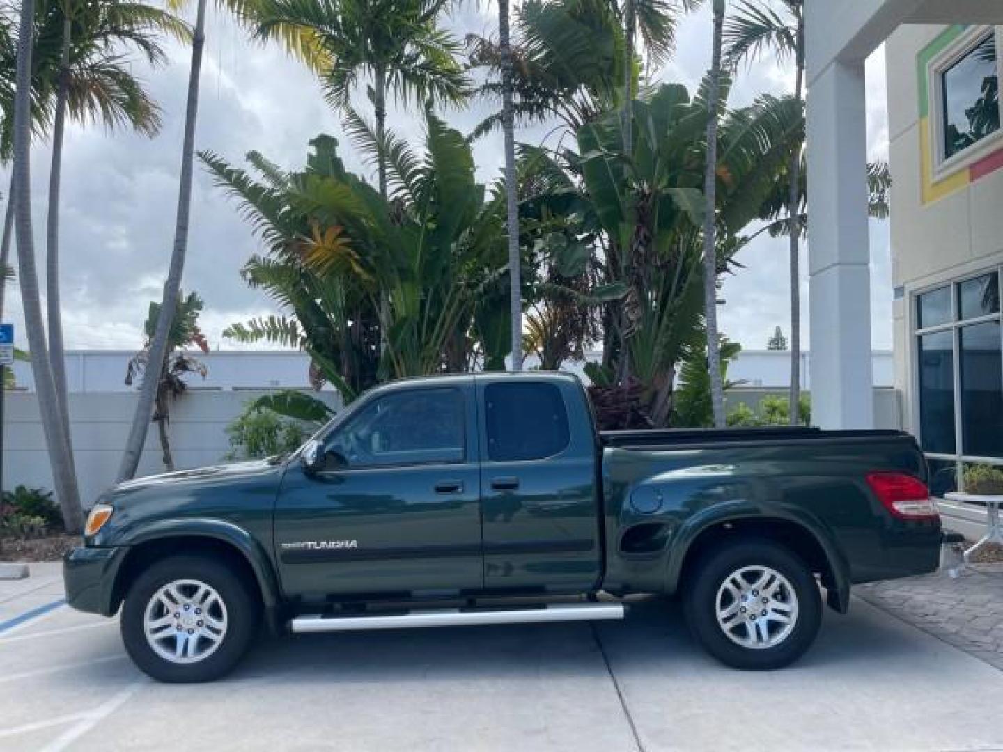 2006 Bluesteel Metallic /Taupe Toyota Tundra SR5 LOW MILES 4.7 V8 (5TBRT34136S) with an 4.7L DOHC SEFI 32-Valve i-Force V8 Engine engine, Automatic transmission, located at 4701 North Dixie Hwy, Pompano Beach, FL, 33064, (954) 422-2889, 26.240938, -80.123474 - OUR WEBPAGE FLORIDACARS1.COM HAS OVER 100 PHOTOS AND FREE CARFAX LINK 2006 TOYOTA TUNDRA SR5 LONG BED VIN: 5TBRT34136S474719 5 T B R T 3 4 1 3 6 S 4 7 4 7 1 9 4 DOOR EXTENDED CAB PICKUP 4.7L V8 F DOHC 32V GASOLINE REAR WHEEL DRIVE Features ABS Brakes Air Conditioning AM/FM Stereo Automatic Transmiss - Photo#32