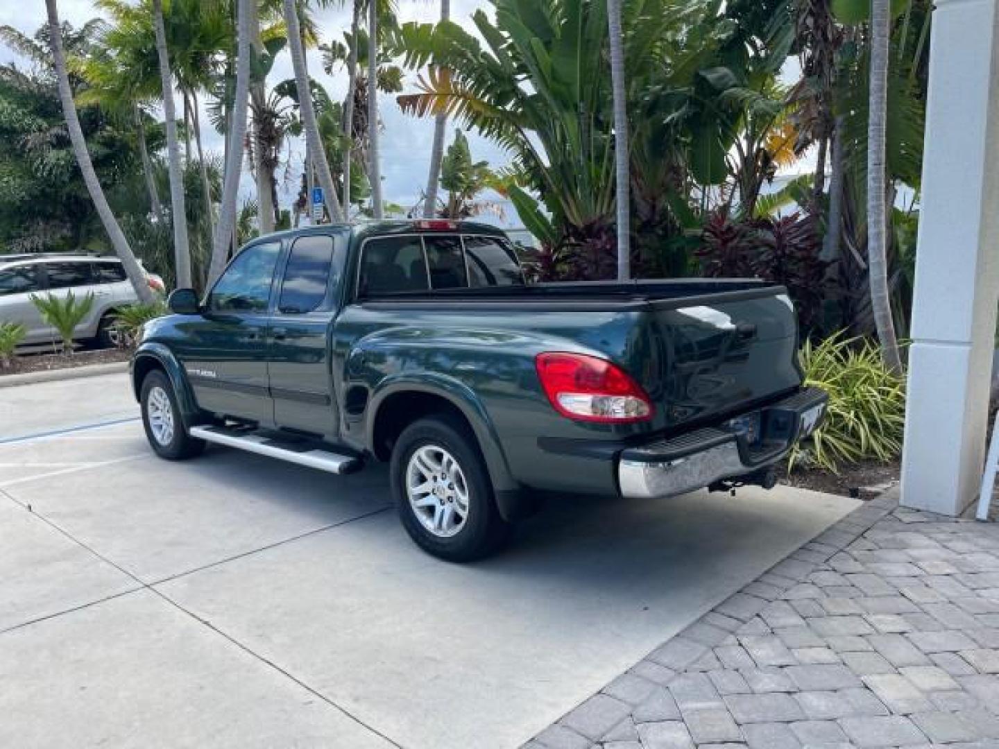 2006 Bluesteel Metallic /Taupe Toyota Tundra SR5 LOW MILES 4.7 V8 (5TBRT34136S) with an 4.7L DOHC SEFI 32-Valve i-Force V8 Engine engine, Automatic transmission, located at 4701 North Dixie Hwy, Pompano Beach, FL, 33064, (954) 422-2889, 26.240938, -80.123474 - OUR WEBPAGE FLORIDACARS1.COM HAS OVER 100 PHOTOS AND FREE CARFAX LINK 2006 TOYOTA TUNDRA SR5 LONG BED VIN: 5TBRT34136S474719 5 T B R T 3 4 1 3 6 S 4 7 4 7 1 9 4 DOOR EXTENDED CAB PICKUP 4.7L V8 F DOHC 32V GASOLINE REAR WHEEL DRIVE Features ABS Brakes Air Conditioning AM/FM Stereo Automatic Transmiss - Photo#33