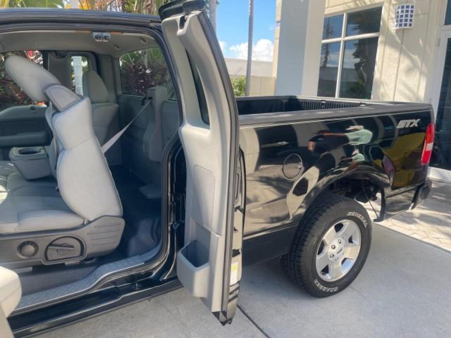 2007 Black /Flint Ford F-150 STX LOW 41,792 1 OWNER (1FTRF12247K) with an 4.2L EFI V6 Engine engine, Automatic transmission, located at 4701 North Dixie Hwy, Pompano Beach, FL, 33064, (954) 422-2889, 26.240938, -80.123474 - OUR WEBPAGE FLORIDACARS1.COM HAS OVER 100 PHOTOS AND FREE CARFAX LINK 2007 FORD F-150 XL LONG BED 8 FT VIN: 1FTRF12247KD38557 1 F T R F 1 2 2 4 7 K D 3 8 5 5 7 PICKUP 4.2L V6 F GASOLINE REAR WHEEL DRIVE Features ABS Brakes Air Conditioning Alloy Wheels AM/FM Stereo Automatic Transmission Auxiliary A - Photo#72
