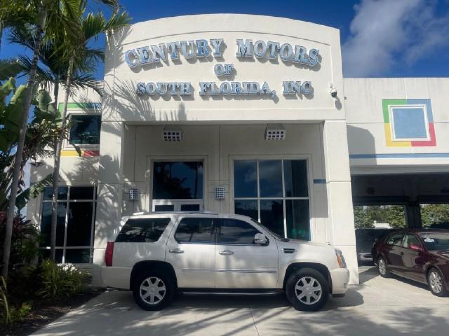 2013 White Diamond Tricoat /Cashmere w/Cocoa Accents Cadillac Escalade LOW MILES 62,315 PEARL WHITE (1GYS3AEF3DR) with an 6.2L Vortec 1000 V8 SFI E85 Engine engine, Automatic transmission, located at 4701 North Dixie Hwy, Pompano Beach, FL, 33064, (954) 422-2889, 26.240938, -80.123474 - OUR WEBPAGE FLORIDACARS1.COM HAS OVER 100 PHOTOS AND FREE CARFAX LINK 2013 CADILLAC ESCALADE WHITE DIAMOND TRICOAT - NEW $$ 63,170 VIN: 1GYS3AEF3DR239301 1 G Y S 3 A E F 3 D R 2 3 9 3 0 1 4 DOOR WAGON/SPORT UTILITY 6.2L V8 F OHV 16V FLEX FUEL REAR WHEEL DRIVE Features A/C Seat(s) ABS Brakes Air Cond - Photo#0