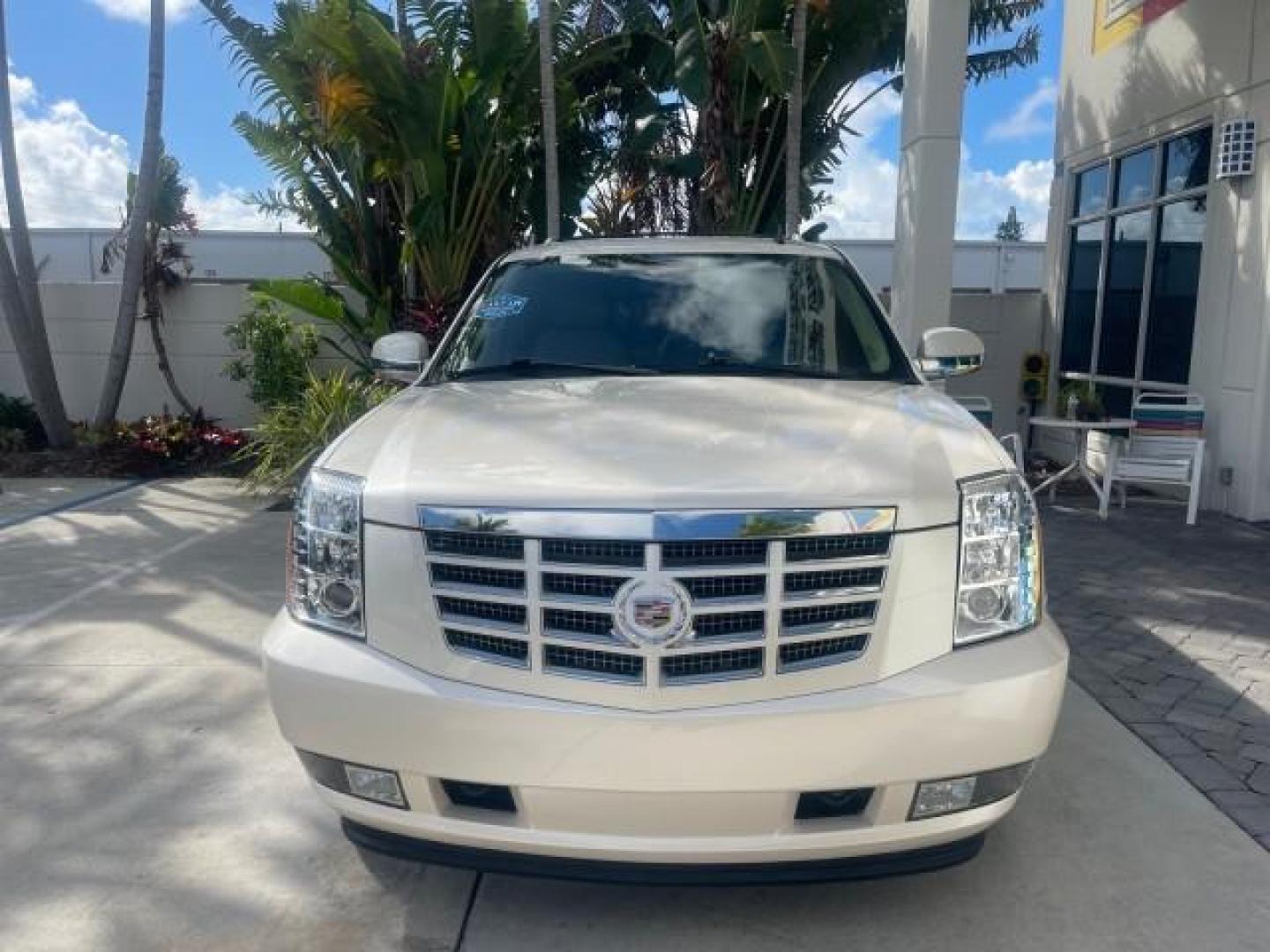 2013 White Diamond Tricoat /Cashmere w/Cocoa Accents Cadillac Escalade LOW MILES 62,315 PEARL WHITE (1GYS3AEF3DR) with an 6.2L Vortec 1000 V8 SFI E85 Engine engine, Automatic transmission, located at 4701 North Dixie Hwy, Pompano Beach, FL, 33064, (954) 422-2889, 26.240938, -80.123474 - OUR WEBPAGE FLORIDACARS1.COM HAS OVER 100 PHOTOS AND FREE CARFAX LINK 2013 CADILLAC ESCALADE WHITE DIAMOND TRICOAT - NEW $$ 63,170 VIN: 1GYS3AEF3DR239301 1 G Y S 3 A E F 3 D R 2 3 9 3 0 1 4 DOOR WAGON/SPORT UTILITY 6.2L V8 F OHV 16V FLEX FUEL REAR WHEEL DRIVE Features A/C Seat(s) ABS Brakes Air Cond - Photo#2