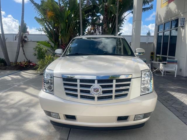 2013 White Diamond Tricoat /Cashmere w/Cocoa Accents Cadillac Escalade LOW MILES 62,322 PEARL WHITE (1GYS3AEF3DR) with an 6.2L Vortec 1000 V8 SFI E85 Engine engine, Automatic transmission, located at 4701 North Dixie Hwy, Pompano Beach, FL, 33064, (954) 422-2889, 26.240938, -80.123474 - OUR WEBPAGE FLORIDACARS1.COM HAS OVER 100 PHOTOS AND FREE CARFAX LINK 2013 CADILLAC ESCALADE WHITE DIAMOND TRICOAT - NEW $$ 63,170 VIN: 1GYS3AEF3DR239301 1 G Y S 3 A E F 3 D R 2 3 9 3 0 1 4 DOOR WAGON/SPORT UTILITY 6.2L V8 F OHV 16V FLEX FUEL REAR WHEEL DRIVE Features A/C Seat(s) ABS Brakes Air Cond - Photo#2