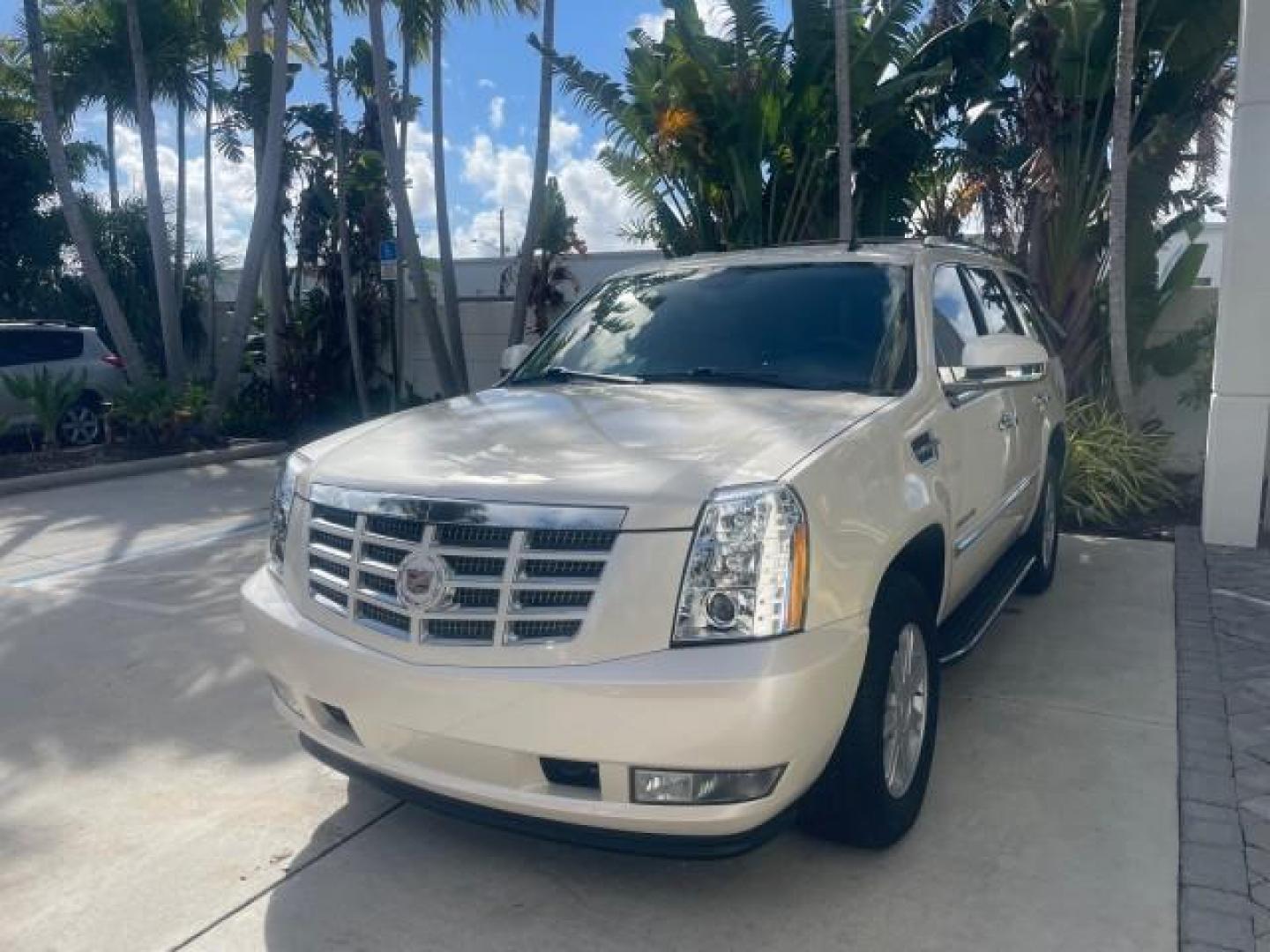 2013 White Diamond Tricoat /Cashmere w/Cocoa Accents Cadillac Escalade LOW MILES 62,315 PEARL WHITE (1GYS3AEF3DR) with an 6.2L Vortec 1000 V8 SFI E85 Engine engine, Automatic transmission, located at 4701 North Dixie Hwy, Pompano Beach, FL, 33064, (954) 422-2889, 26.240938, -80.123474 - OUR WEBPAGE FLORIDACARS1.COM HAS OVER 100 PHOTOS AND FREE CARFAX LINK 2013 CADILLAC ESCALADE WHITE DIAMOND TRICOAT - NEW $$ 63,170 VIN: 1GYS3AEF3DR239301 1 G Y S 3 A E F 3 D R 2 3 9 3 0 1 4 DOOR WAGON/SPORT UTILITY 6.2L V8 F OHV 16V FLEX FUEL REAR WHEEL DRIVE Features A/C Seat(s) ABS Brakes Air Cond - Photo#3