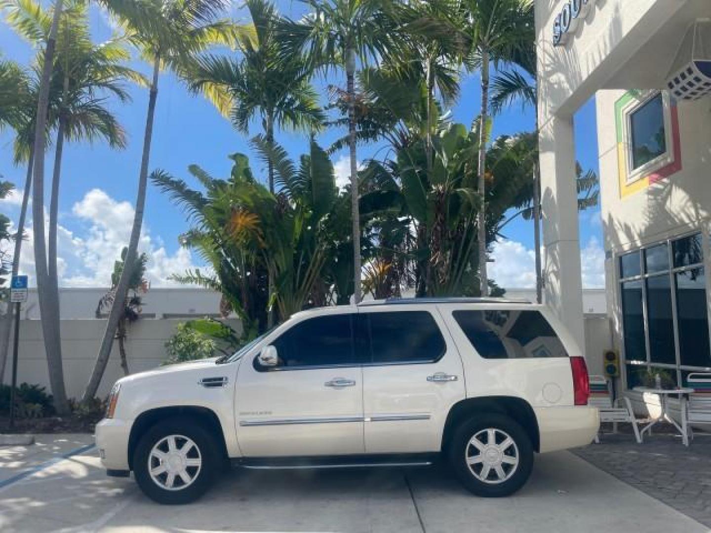 2013 White Diamond Tricoat /Cashmere w/Cocoa Accents Cadillac Escalade LOW MILES 62,315 PEARL WHITE (1GYS3AEF3DR) with an 6.2L Vortec 1000 V8 SFI E85 Engine engine, Automatic transmission, located at 4701 North Dixie Hwy, Pompano Beach, FL, 33064, (954) 422-2889, 26.240938, -80.123474 - OUR WEBPAGE FLORIDACARS1.COM HAS OVER 100 PHOTOS AND FREE CARFAX LINK 2013 CADILLAC ESCALADE WHITE DIAMOND TRICOAT - NEW $$ 63,170 VIN: 1GYS3AEF3DR239301 1 G Y S 3 A E F 3 D R 2 3 9 3 0 1 4 DOOR WAGON/SPORT UTILITY 6.2L V8 F OHV 16V FLEX FUEL REAR WHEEL DRIVE Features A/C Seat(s) ABS Brakes Air Cond - Photo#4
