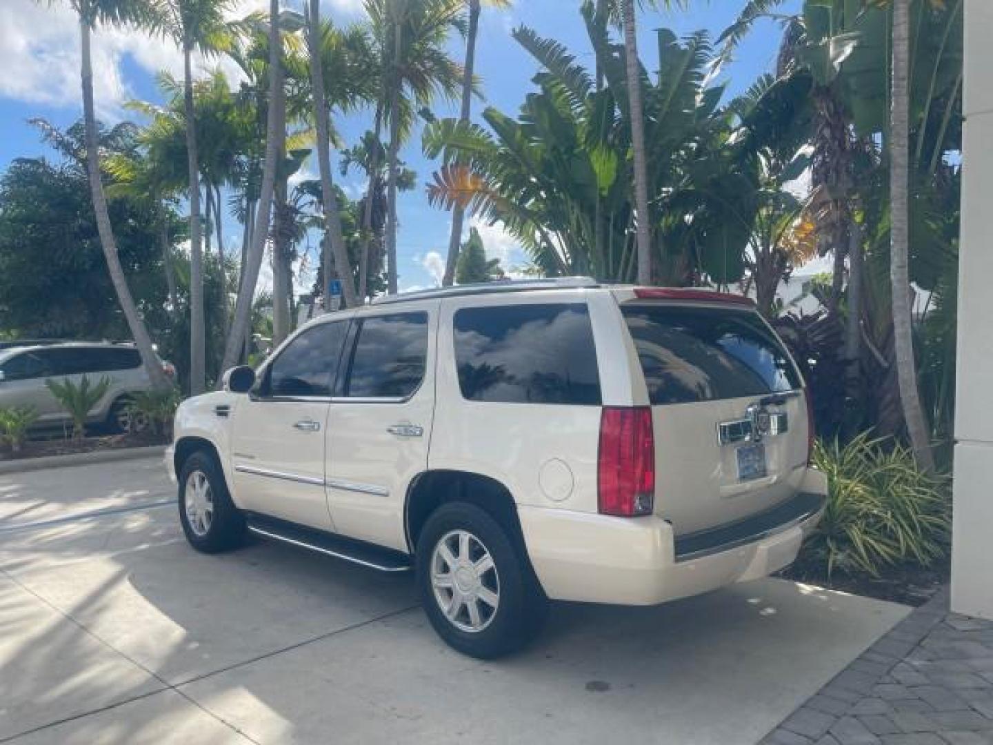 2013 White Diamond Tricoat /Cashmere w/Cocoa Accents Cadillac Escalade LOW MILES 62,315 PEARL WHITE (1GYS3AEF3DR) with an 6.2L Vortec 1000 V8 SFI E85 Engine engine, Automatic transmission, located at 4701 North Dixie Hwy, Pompano Beach, FL, 33064, (954) 422-2889, 26.240938, -80.123474 - OUR WEBPAGE FLORIDACARS1.COM HAS OVER 100 PHOTOS AND FREE CARFAX LINK 2013 CADILLAC ESCALADE WHITE DIAMOND TRICOAT - NEW $$ 63,170 VIN: 1GYS3AEF3DR239301 1 G Y S 3 A E F 3 D R 2 3 9 3 0 1 4 DOOR WAGON/SPORT UTILITY 6.2L V8 F OHV 16V FLEX FUEL REAR WHEEL DRIVE Features A/C Seat(s) ABS Brakes Air Cond - Photo#5