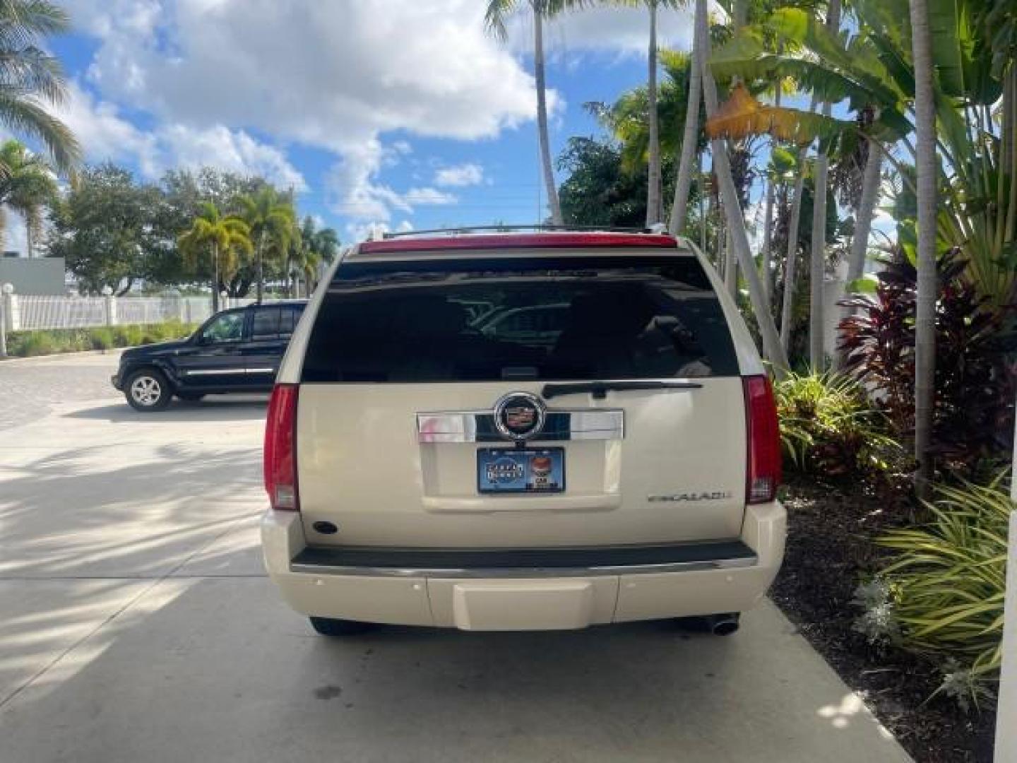 2013 White Diamond Tricoat /Cashmere w/Cocoa Accents Cadillac Escalade LOW MILES 62,315 PEARL WHITE (1GYS3AEF3DR) with an 6.2L Vortec 1000 V8 SFI E85 Engine engine, Automatic transmission, located at 4701 North Dixie Hwy, Pompano Beach, FL, 33064, (954) 422-2889, 26.240938, -80.123474 - OUR WEBPAGE FLORIDACARS1.COM HAS OVER 100 PHOTOS AND FREE CARFAX LINK 2013 CADILLAC ESCALADE WHITE DIAMOND TRICOAT - NEW $$ 63,170 VIN: 1GYS3AEF3DR239301 1 G Y S 3 A E F 3 D R 2 3 9 3 0 1 4 DOOR WAGON/SPORT UTILITY 6.2L V8 F OHV 16V FLEX FUEL REAR WHEEL DRIVE Features A/C Seat(s) ABS Brakes Air Cond - Photo#6