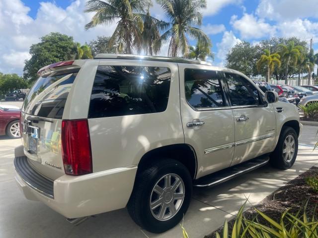 2013 White Diamond Tricoat /Cashmere w/Cocoa Accents Cadillac Escalade LOW MILES 62,322 PEARL WHITE (1GYS3AEF3DR) with an 6.2L Vortec 1000 V8 SFI E85 Engine engine, Automatic transmission, located at 4701 North Dixie Hwy, Pompano Beach, FL, 33064, (954) 422-2889, 26.240938, -80.123474 - OUR WEBPAGE FLORIDACARS1.COM HAS OVER 100 PHOTOS AND FREE CARFAX LINK 2013 CADILLAC ESCALADE WHITE DIAMOND TRICOAT - NEW $$ 63,170 VIN: 1GYS3AEF3DR239301 1 G Y S 3 A E F 3 D R 2 3 9 3 0 1 4 DOOR WAGON/SPORT UTILITY 6.2L V8 F OHV 16V FLEX FUEL REAR WHEEL DRIVE Features A/C Seat(s) ABS Brakes Air Cond - Photo#7