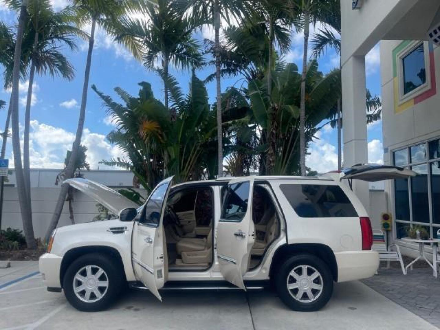 2013 White Diamond Tricoat /Cashmere w/Cocoa Accents Cadillac Escalade LOW MILES 62,315 PEARL WHITE (1GYS3AEF3DR) with an 6.2L Vortec 1000 V8 SFI E85 Engine engine, Automatic transmission, located at 4701 North Dixie Hwy, Pompano Beach, FL, 33064, (954) 422-2889, 26.240938, -80.123474 - OUR WEBPAGE FLORIDACARS1.COM HAS OVER 100 PHOTOS AND FREE CARFAX LINK 2013 CADILLAC ESCALADE WHITE DIAMOND TRICOAT - NEW $$ 63,170 VIN: 1GYS3AEF3DR239301 1 G Y S 3 A E F 3 D R 2 3 9 3 0 1 4 DOOR WAGON/SPORT UTILITY 6.2L V8 F OHV 16V FLEX FUEL REAR WHEEL DRIVE Features A/C Seat(s) ABS Brakes Air Cond - Photo#8