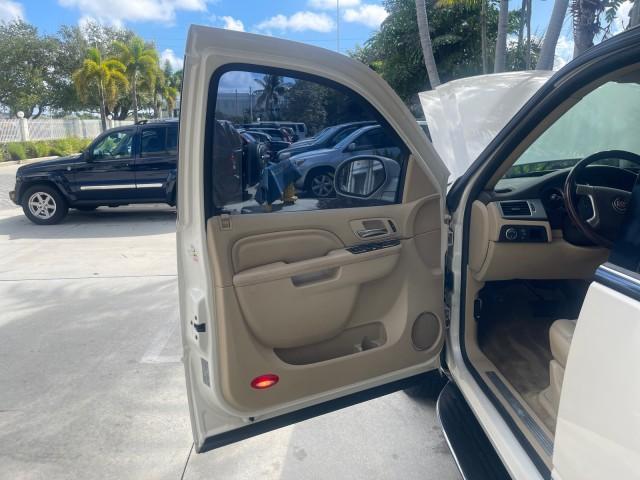2013 White Diamond Tricoat /Cashmere w/Cocoa Accents Cadillac Escalade LOW MILES 62,322 PEARL WHITE (1GYS3AEF3DR) with an 6.2L Vortec 1000 V8 SFI E85 Engine engine, Automatic transmission, located at 4701 North Dixie Hwy, Pompano Beach, FL, 33064, (954) 422-2889, 26.240938, -80.123474 - OUR WEBPAGE FLORIDACARS1.COM HAS OVER 100 PHOTOS AND FREE CARFAX LINK 2013 CADILLAC ESCALADE WHITE DIAMOND TRICOAT - NEW $$ 63,170 VIN: 1GYS3AEF3DR239301 1 G Y S 3 A E F 3 D R 2 3 9 3 0 1 4 DOOR WAGON/SPORT UTILITY 6.2L V8 F OHV 16V FLEX FUEL REAR WHEEL DRIVE Features A/C Seat(s) ABS Brakes Air Cond - Photo#9