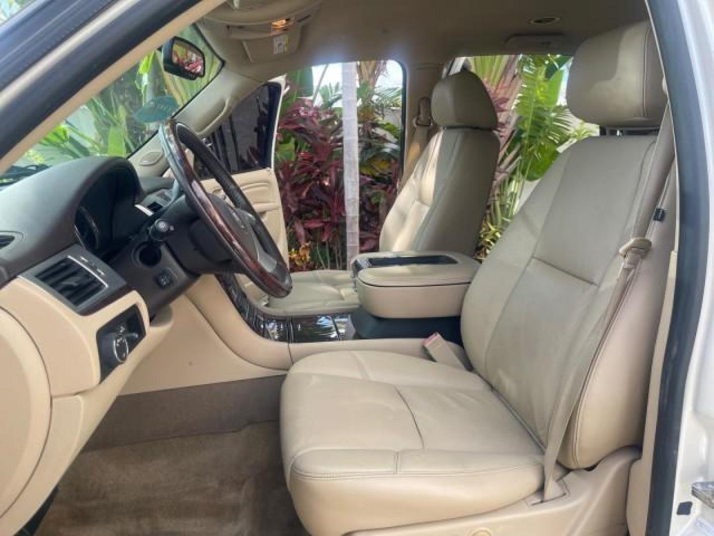 2013 White Diamond Tricoat /Cashmere w/Cocoa Accents Cadillac Escalade LOW MILES 62,315 PEARL WHITE (1GYS3AEF3DR) with an 6.2L Vortec 1000 V8 SFI E85 Engine engine, Automatic transmission, located at 4701 North Dixie Hwy, Pompano Beach, FL, 33064, (954) 422-2889, 26.240938, -80.123474 - OUR WEBPAGE FLORIDACARS1.COM HAS OVER 100 PHOTOS AND FREE CARFAX LINK 2013 CADILLAC ESCALADE WHITE DIAMOND TRICOAT - NEW $$ 63,170 VIN: 1GYS3AEF3DR239301 1 G Y S 3 A E F 3 D R 2 3 9 3 0 1 4 DOOR WAGON/SPORT UTILITY 6.2L V8 F OHV 16V FLEX FUEL REAR WHEEL DRIVE Features A/C Seat(s) ABS Brakes Air Cond - Photo#10