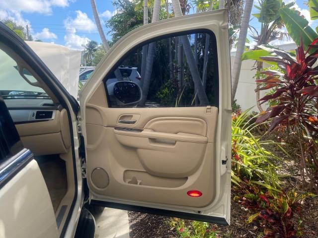 2013 White Diamond Tricoat /Cashmere w/Cocoa Accents Cadillac Escalade LOW MILES 62,322 PEARL WHITE (1GYS3AEF3DR) with an 6.2L Vortec 1000 V8 SFI E85 Engine engine, Automatic transmission, located at 4701 North Dixie Hwy, Pompano Beach, FL, 33064, (954) 422-2889, 26.240938, -80.123474 - OUR WEBPAGE FLORIDACARS1.COM HAS OVER 100 PHOTOS AND FREE CARFAX LINK 2013 CADILLAC ESCALADE WHITE DIAMOND TRICOAT - NEW $$ 63,170 VIN: 1GYS3AEF3DR239301 1 G Y S 3 A E F 3 D R 2 3 9 3 0 1 4 DOOR WAGON/SPORT UTILITY 6.2L V8 F OHV 16V FLEX FUEL REAR WHEEL DRIVE Features A/C Seat(s) ABS Brakes Air Cond - Photo#11
