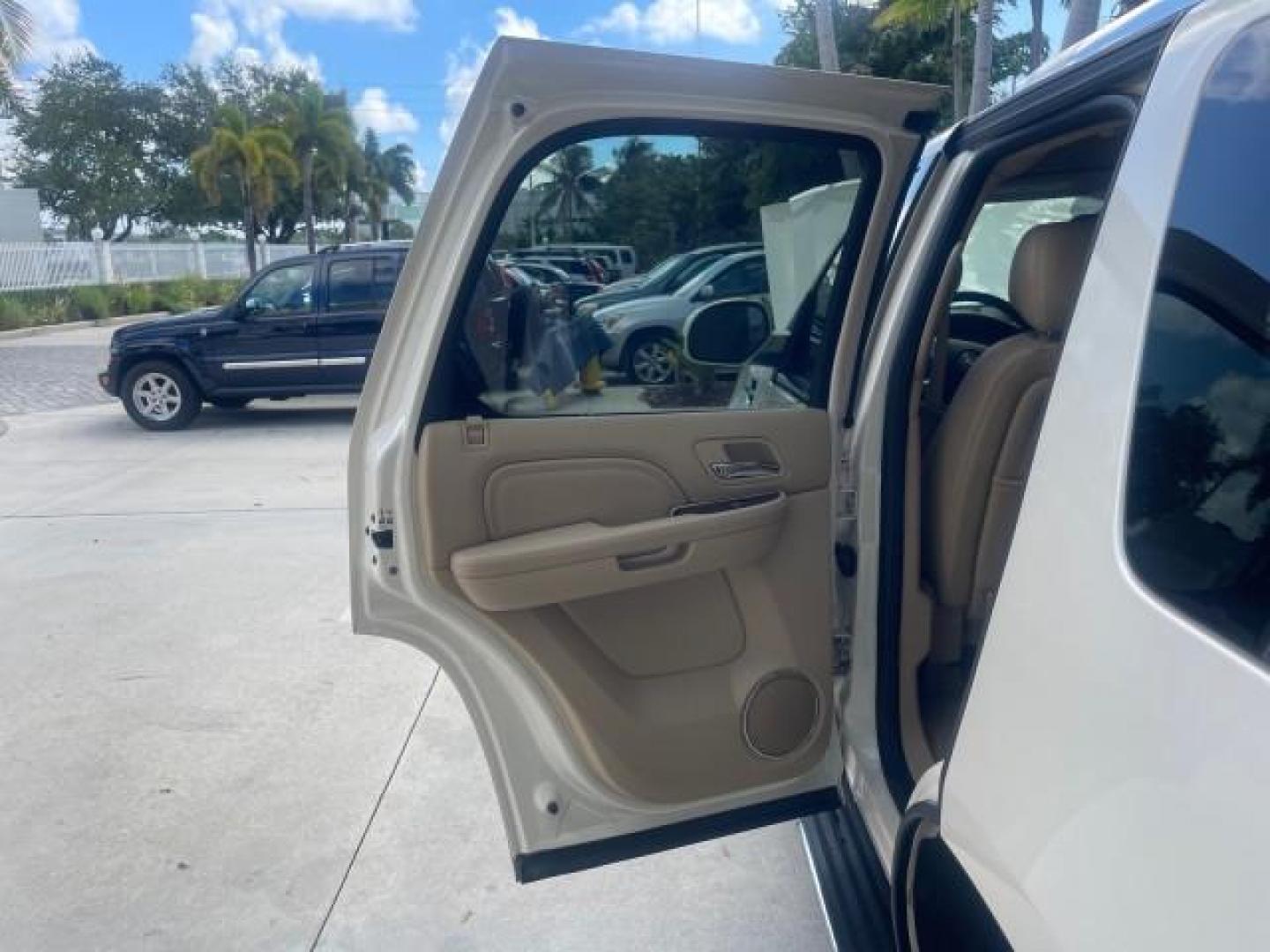 2013 White Diamond Tricoat /Cashmere w/Cocoa Accents Cadillac Escalade LOW MILES 62,315 PEARL WHITE (1GYS3AEF3DR) with an 6.2L Vortec 1000 V8 SFI E85 Engine engine, Automatic transmission, located at 4701 North Dixie Hwy, Pompano Beach, FL, 33064, (954) 422-2889, 26.240938, -80.123474 - OUR WEBPAGE FLORIDACARS1.COM HAS OVER 100 PHOTOS AND FREE CARFAX LINK 2013 CADILLAC ESCALADE WHITE DIAMOND TRICOAT - NEW $$ 63,170 VIN: 1GYS3AEF3DR239301 1 G Y S 3 A E F 3 D R 2 3 9 3 0 1 4 DOOR WAGON/SPORT UTILITY 6.2L V8 F OHV 16V FLEX FUEL REAR WHEEL DRIVE Features A/C Seat(s) ABS Brakes Air Cond - Photo#13