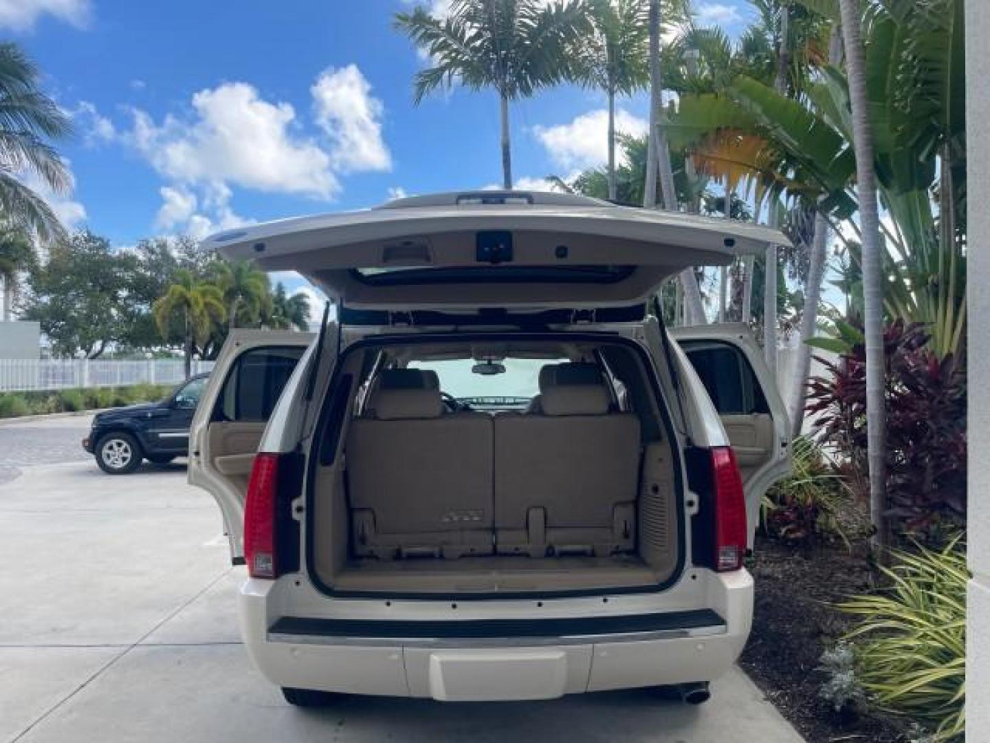 2013 White Diamond Tricoat /Cashmere w/Cocoa Accents Cadillac Escalade LOW MILES 62,315 PEARL WHITE (1GYS3AEF3DR) with an 6.2L Vortec 1000 V8 SFI E85 Engine engine, Automatic transmission, located at 4701 North Dixie Hwy, Pompano Beach, FL, 33064, (954) 422-2889, 26.240938, -80.123474 - OUR WEBPAGE FLORIDACARS1.COM HAS OVER 100 PHOTOS AND FREE CARFAX LINK 2013 CADILLAC ESCALADE WHITE DIAMOND TRICOAT - NEW $$ 63,170 VIN: 1GYS3AEF3DR239301 1 G Y S 3 A E F 3 D R 2 3 9 3 0 1 4 DOOR WAGON/SPORT UTILITY 6.2L V8 F OHV 16V FLEX FUEL REAR WHEEL DRIVE Features A/C Seat(s) ABS Brakes Air Cond - Photo#15