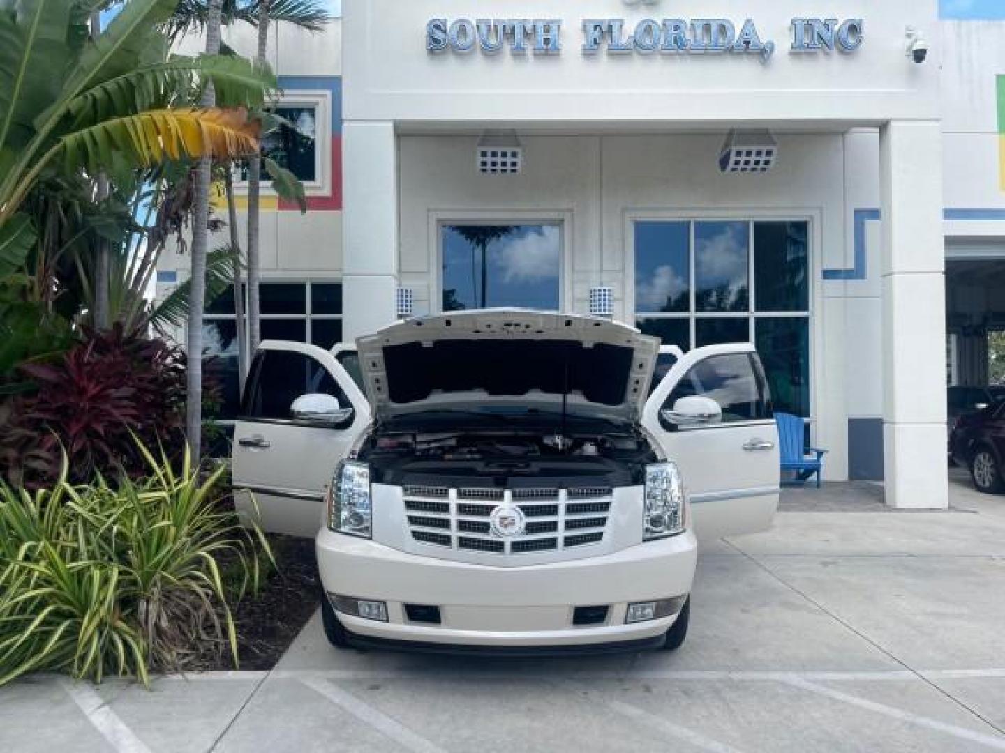 2013 White Diamond Tricoat /Cashmere w/Cocoa Accents Cadillac Escalade LOW MILES 62,315 PEARL WHITE (1GYS3AEF3DR) with an 6.2L Vortec 1000 V8 SFI E85 Engine engine, Automatic transmission, located at 4701 North Dixie Hwy, Pompano Beach, FL, 33064, (954) 422-2889, 26.240938, -80.123474 - OUR WEBPAGE FLORIDACARS1.COM HAS OVER 100 PHOTOS AND FREE CARFAX LINK 2013 CADILLAC ESCALADE WHITE DIAMOND TRICOAT - NEW $$ 63,170 VIN: 1GYS3AEF3DR239301 1 G Y S 3 A E F 3 D R 2 3 9 3 0 1 4 DOOR WAGON/SPORT UTILITY 6.2L V8 F OHV 16V FLEX FUEL REAR WHEEL DRIVE Features A/C Seat(s) ABS Brakes Air Cond - Photo#16