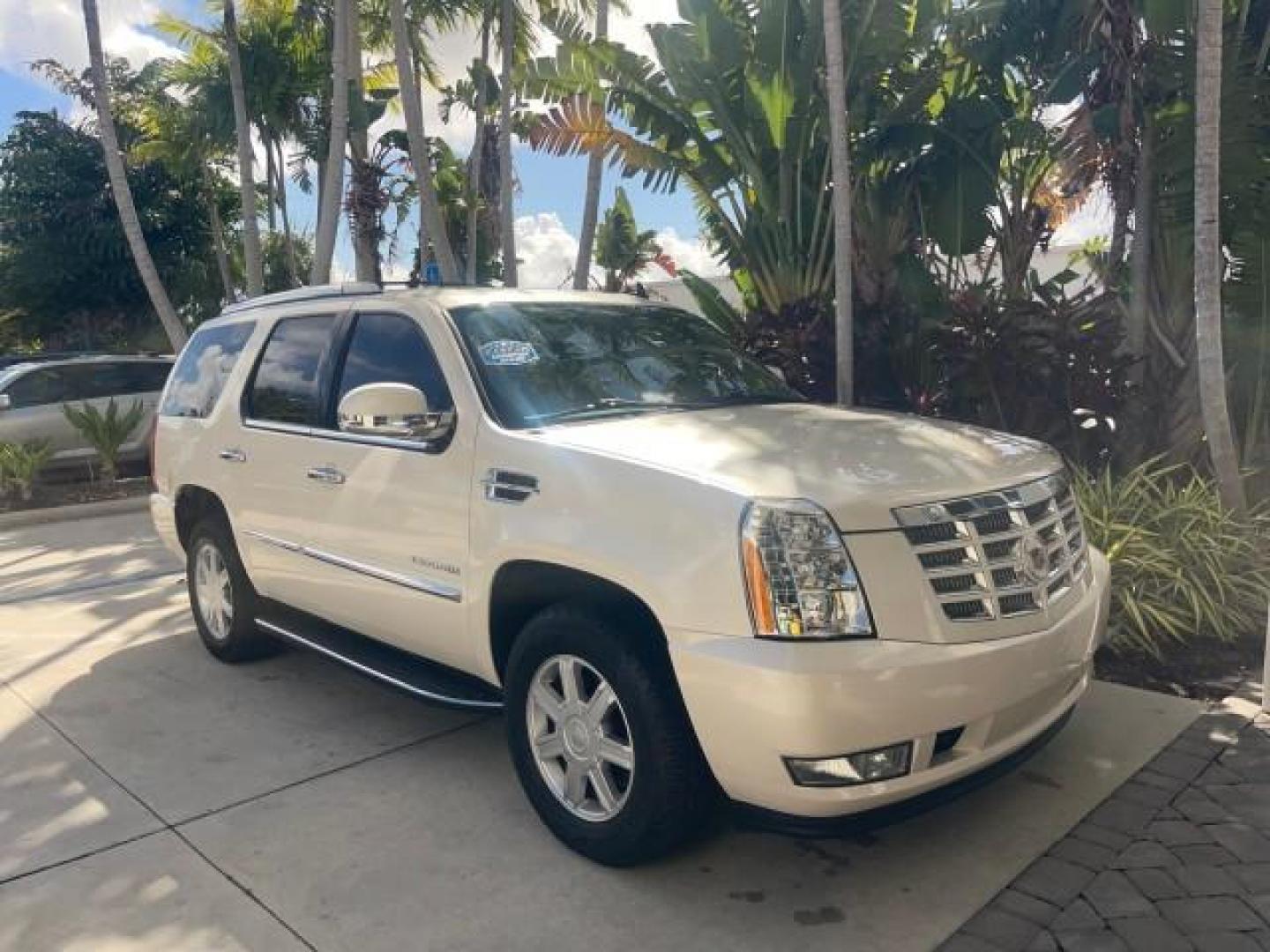 2013 White Diamond Tricoat /Cashmere w/Cocoa Accents Cadillac Escalade LOW MILES 62,315 PEARL WHITE (1GYS3AEF3DR) with an 6.2L Vortec 1000 V8 SFI E85 Engine engine, Automatic transmission, located at 4701 North Dixie Hwy, Pompano Beach, FL, 33064, (954) 422-2889, 26.240938, -80.123474 - OUR WEBPAGE FLORIDACARS1.COM HAS OVER 100 PHOTOS AND FREE CARFAX LINK 2013 CADILLAC ESCALADE WHITE DIAMOND TRICOAT - NEW $$ 63,170 VIN: 1GYS3AEF3DR239301 1 G Y S 3 A E F 3 D R 2 3 9 3 0 1 4 DOOR WAGON/SPORT UTILITY 6.2L V8 F OHV 16V FLEX FUEL REAR WHEEL DRIVE Features A/C Seat(s) ABS Brakes Air Cond - Photo#24