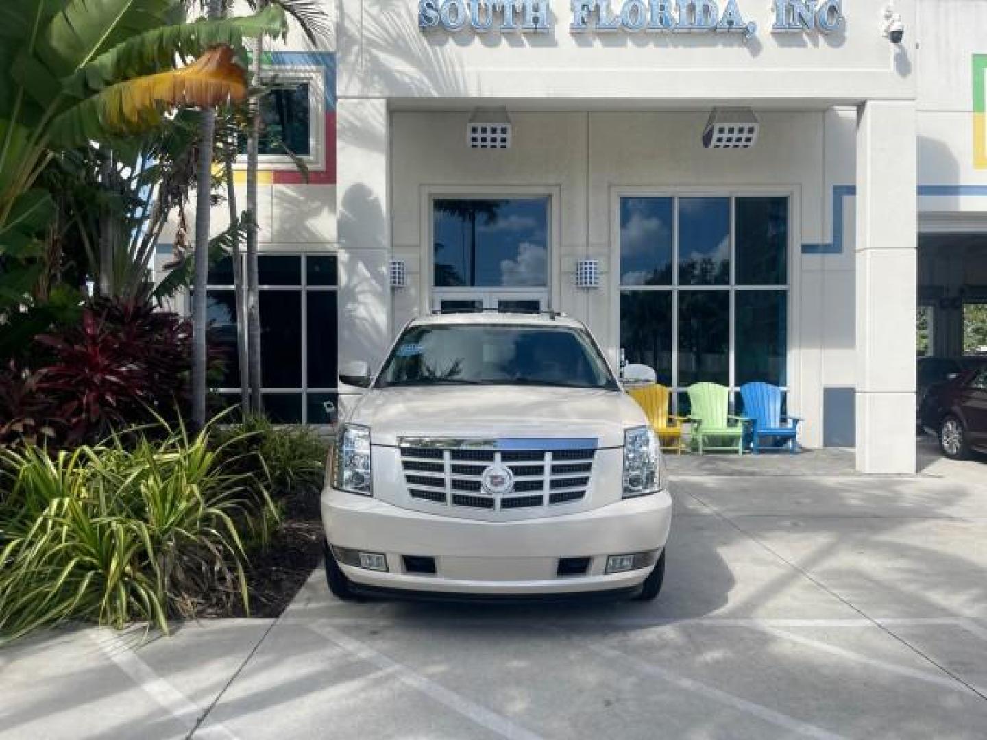 2013 White Diamond Tricoat /Cashmere w/Cocoa Accents Cadillac Escalade LOW MILES 62,315 PEARL WHITE (1GYS3AEF3DR) with an 6.2L Vortec 1000 V8 SFI E85 Engine engine, Automatic transmission, located at 4701 North Dixie Hwy, Pompano Beach, FL, 33064, (954) 422-2889, 26.240938, -80.123474 - OUR WEBPAGE FLORIDACARS1.COM HAS OVER 100 PHOTOS AND FREE CARFAX LINK 2013 CADILLAC ESCALADE WHITE DIAMOND TRICOAT - NEW $$ 63,170 VIN: 1GYS3AEF3DR239301 1 G Y S 3 A E F 3 D R 2 3 9 3 0 1 4 DOOR WAGON/SPORT UTILITY 6.2L V8 F OHV 16V FLEX FUEL REAR WHEEL DRIVE Features A/C Seat(s) ABS Brakes Air Cond - Photo#27