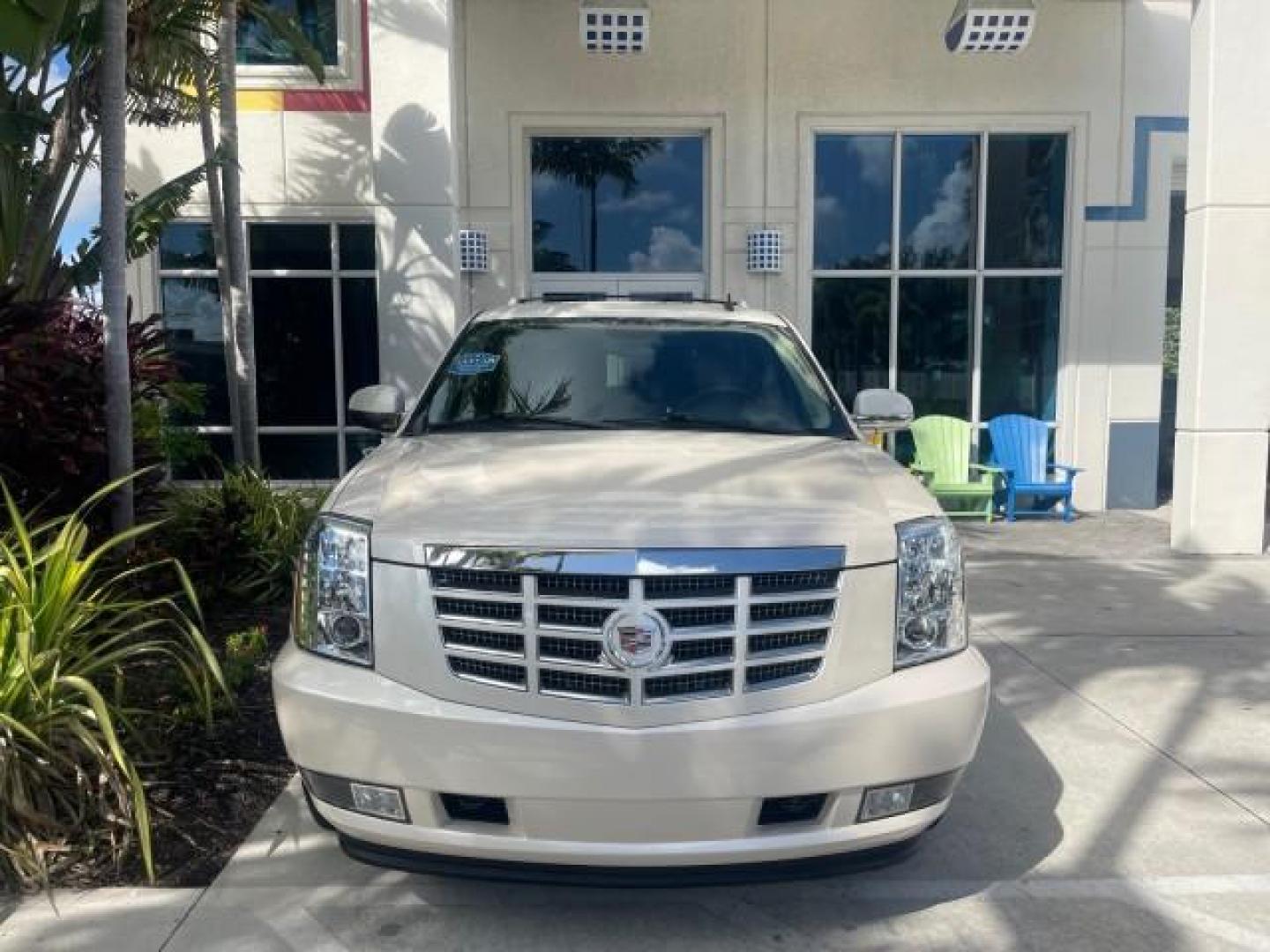 2013 White Diamond Tricoat /Cashmere w/Cocoa Accents Cadillac Escalade LOW MILES 62,315 PEARL WHITE (1GYS3AEF3DR) with an 6.2L Vortec 1000 V8 SFI E85 Engine engine, Automatic transmission, located at 4701 North Dixie Hwy, Pompano Beach, FL, 33064, (954) 422-2889, 26.240938, -80.123474 - OUR WEBPAGE FLORIDACARS1.COM HAS OVER 100 PHOTOS AND FREE CARFAX LINK 2013 CADILLAC ESCALADE WHITE DIAMOND TRICOAT - NEW $$ 63,170 VIN: 1GYS3AEF3DR239301 1 G Y S 3 A E F 3 D R 2 3 9 3 0 1 4 DOOR WAGON/SPORT UTILITY 6.2L V8 F OHV 16V FLEX FUEL REAR WHEEL DRIVE Features A/C Seat(s) ABS Brakes Air Cond - Photo#28