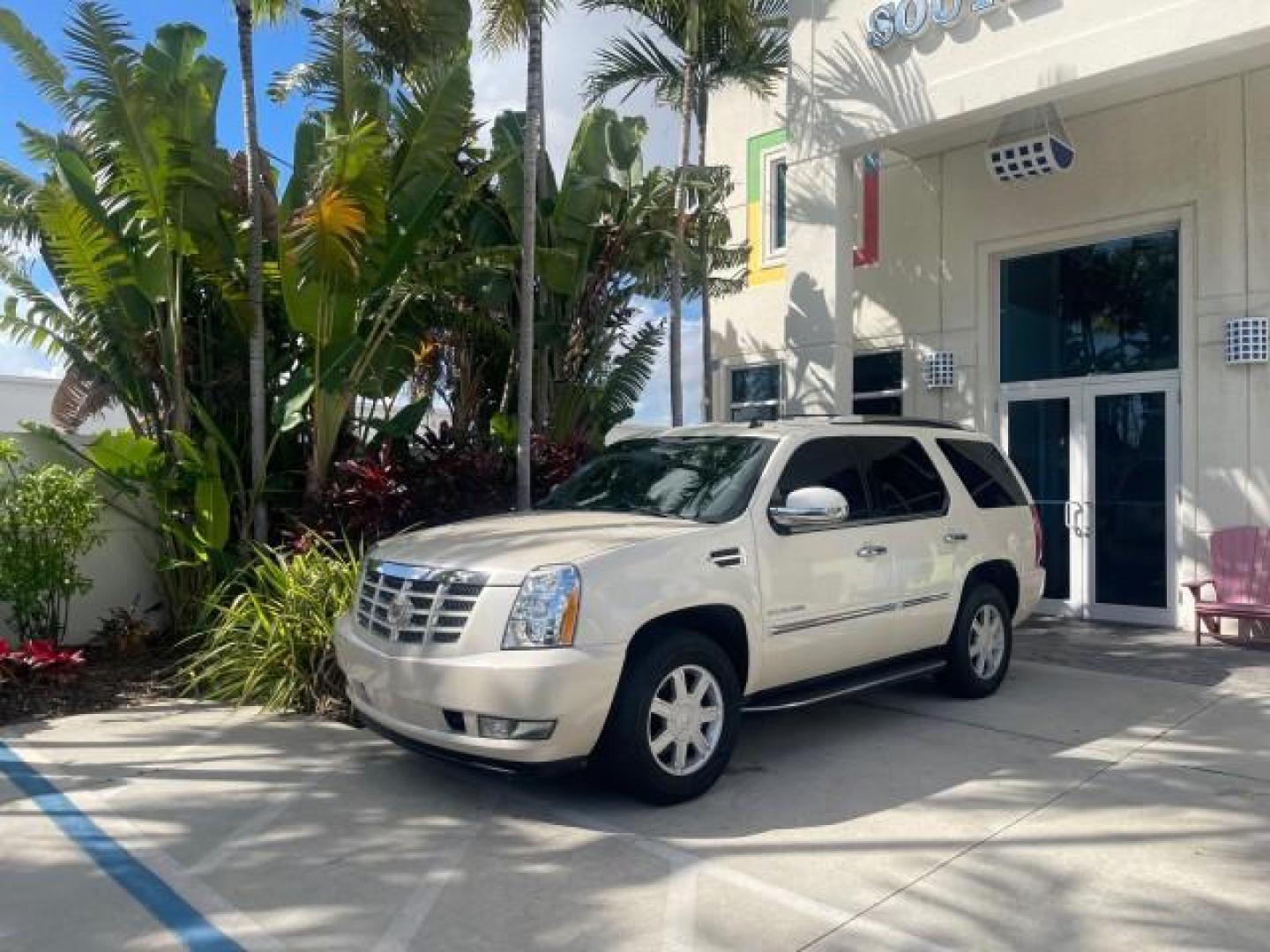 2013 White Diamond Tricoat /Cashmere w/Cocoa Accents Cadillac Escalade LOW MILES 62,315 PEARL WHITE (1GYS3AEF3DR) with an 6.2L Vortec 1000 V8 SFI E85 Engine engine, Automatic transmission, located at 4701 North Dixie Hwy, Pompano Beach, FL, 33064, (954) 422-2889, 26.240938, -80.123474 - OUR WEBPAGE FLORIDACARS1.COM HAS OVER 100 PHOTOS AND FREE CARFAX LINK 2013 CADILLAC ESCALADE WHITE DIAMOND TRICOAT - NEW $$ 63,170 VIN: 1GYS3AEF3DR239301 1 G Y S 3 A E F 3 D R 2 3 9 3 0 1 4 DOOR WAGON/SPORT UTILITY 6.2L V8 F OHV 16V FLEX FUEL REAR WHEEL DRIVE Features A/C Seat(s) ABS Brakes Air Cond - Photo#29