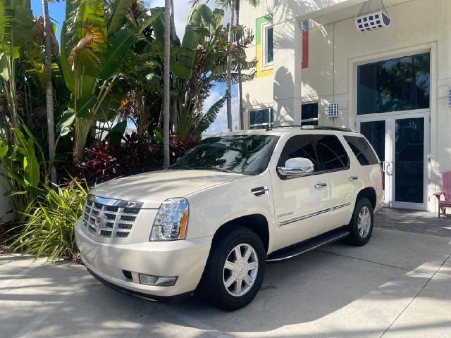 2013 White Diamond Tricoat /Cashmere w/Cocoa Accents Cadillac Escalade LOW MILES 62,315 PEARL WHITE (1GYS3AEF3DR) with an 6.2L Vortec 1000 V8 SFI E85 Engine engine, Automatic transmission, located at 4701 North Dixie Hwy, Pompano Beach, FL, 33064, (954) 422-2889, 26.240938, -80.123474 - OUR WEBPAGE FLORIDACARS1.COM HAS OVER 100 PHOTOS AND FREE CARFAX LINK 2013 CADILLAC ESCALADE WHITE DIAMOND TRICOAT - NEW $$ 63,170 VIN: 1GYS3AEF3DR239301 1 G Y S 3 A E F 3 D R 2 3 9 3 0 1 4 DOOR WAGON/SPORT UTILITY 6.2L V8 F OHV 16V FLEX FUEL REAR WHEEL DRIVE Features A/C Seat(s) ABS Brakes Air Cond - Photo#30