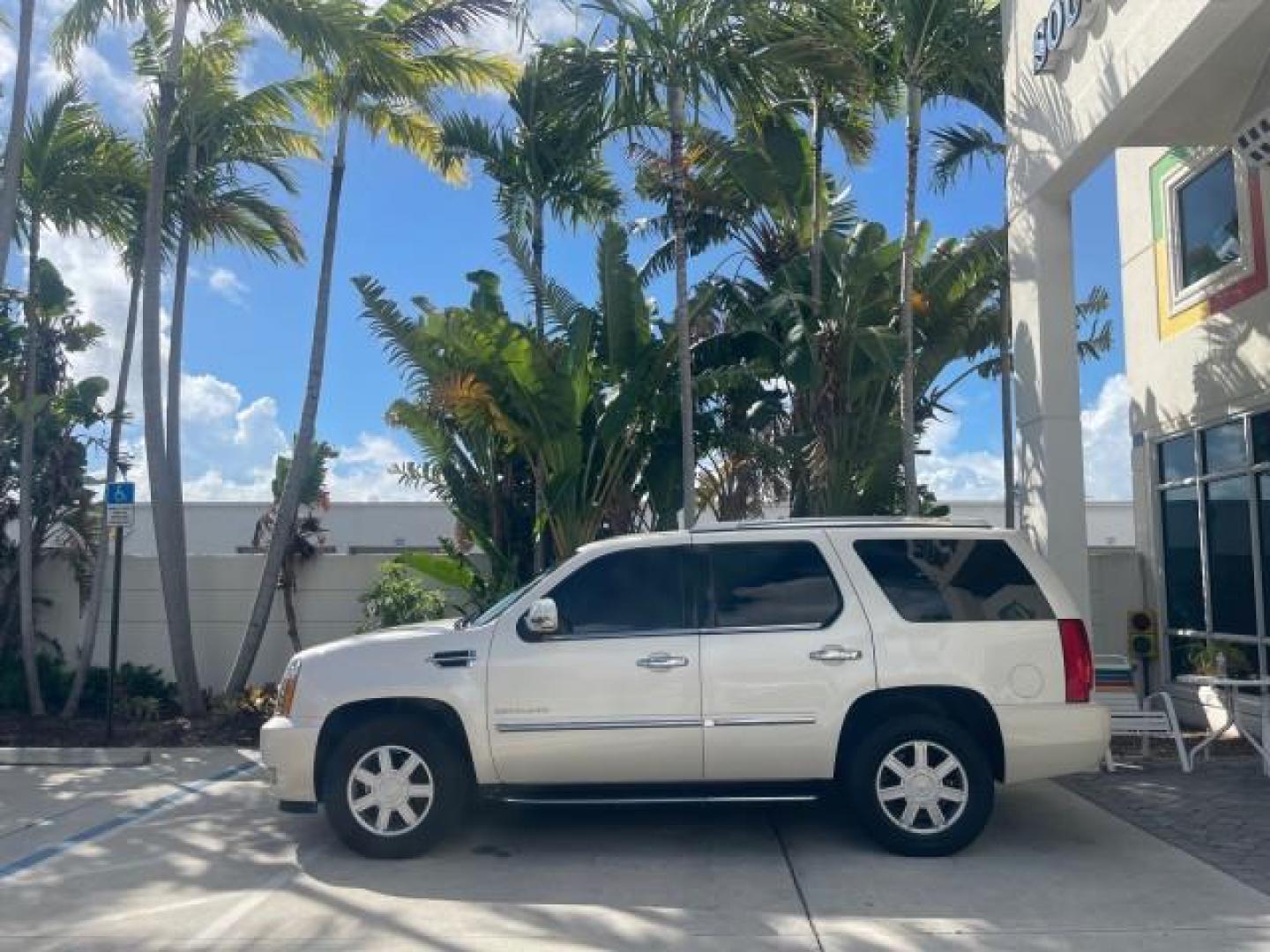 2013 White Diamond Tricoat /Cashmere w/Cocoa Accents Cadillac Escalade LOW MILES 62,315 PEARL WHITE (1GYS3AEF3DR) with an 6.2L Vortec 1000 V8 SFI E85 Engine engine, Automatic transmission, located at 4701 North Dixie Hwy, Pompano Beach, FL, 33064, (954) 422-2889, 26.240938, -80.123474 - OUR WEBPAGE FLORIDACARS1.COM HAS OVER 100 PHOTOS AND FREE CARFAX LINK 2013 CADILLAC ESCALADE WHITE DIAMOND TRICOAT - NEW $$ 63,170 VIN: 1GYS3AEF3DR239301 1 G Y S 3 A E F 3 D R 2 3 9 3 0 1 4 DOOR WAGON/SPORT UTILITY 6.2L V8 F OHV 16V FLEX FUEL REAR WHEEL DRIVE Features A/C Seat(s) ABS Brakes Air Cond - Photo#31