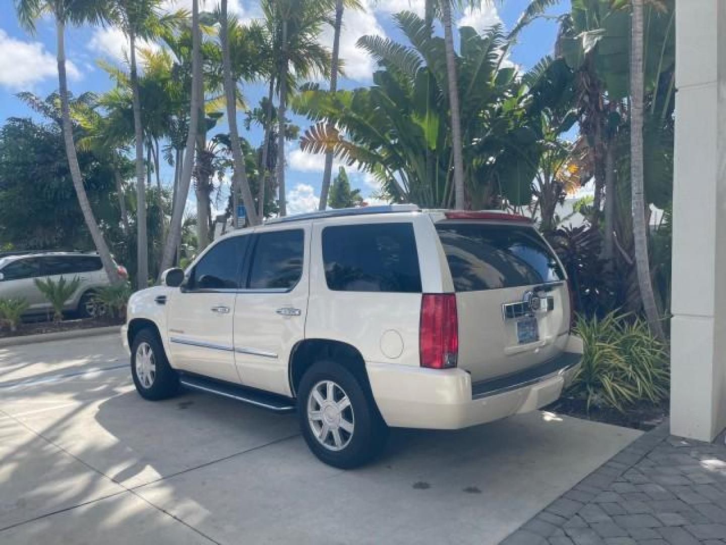 2013 White Diamond Tricoat /Cashmere w/Cocoa Accents Cadillac Escalade LOW MILES 62,315 PEARL WHITE (1GYS3AEF3DR) with an 6.2L Vortec 1000 V8 SFI E85 Engine engine, Automatic transmission, located at 4701 North Dixie Hwy, Pompano Beach, FL, 33064, (954) 422-2889, 26.240938, -80.123474 - OUR WEBPAGE FLORIDACARS1.COM HAS OVER 100 PHOTOS AND FREE CARFAX LINK 2013 CADILLAC ESCALADE WHITE DIAMOND TRICOAT - NEW $$ 63,170 VIN: 1GYS3AEF3DR239301 1 G Y S 3 A E F 3 D R 2 3 9 3 0 1 4 DOOR WAGON/SPORT UTILITY 6.2L V8 F OHV 16V FLEX FUEL REAR WHEEL DRIVE Features A/C Seat(s) ABS Brakes Air Cond - Photo#33