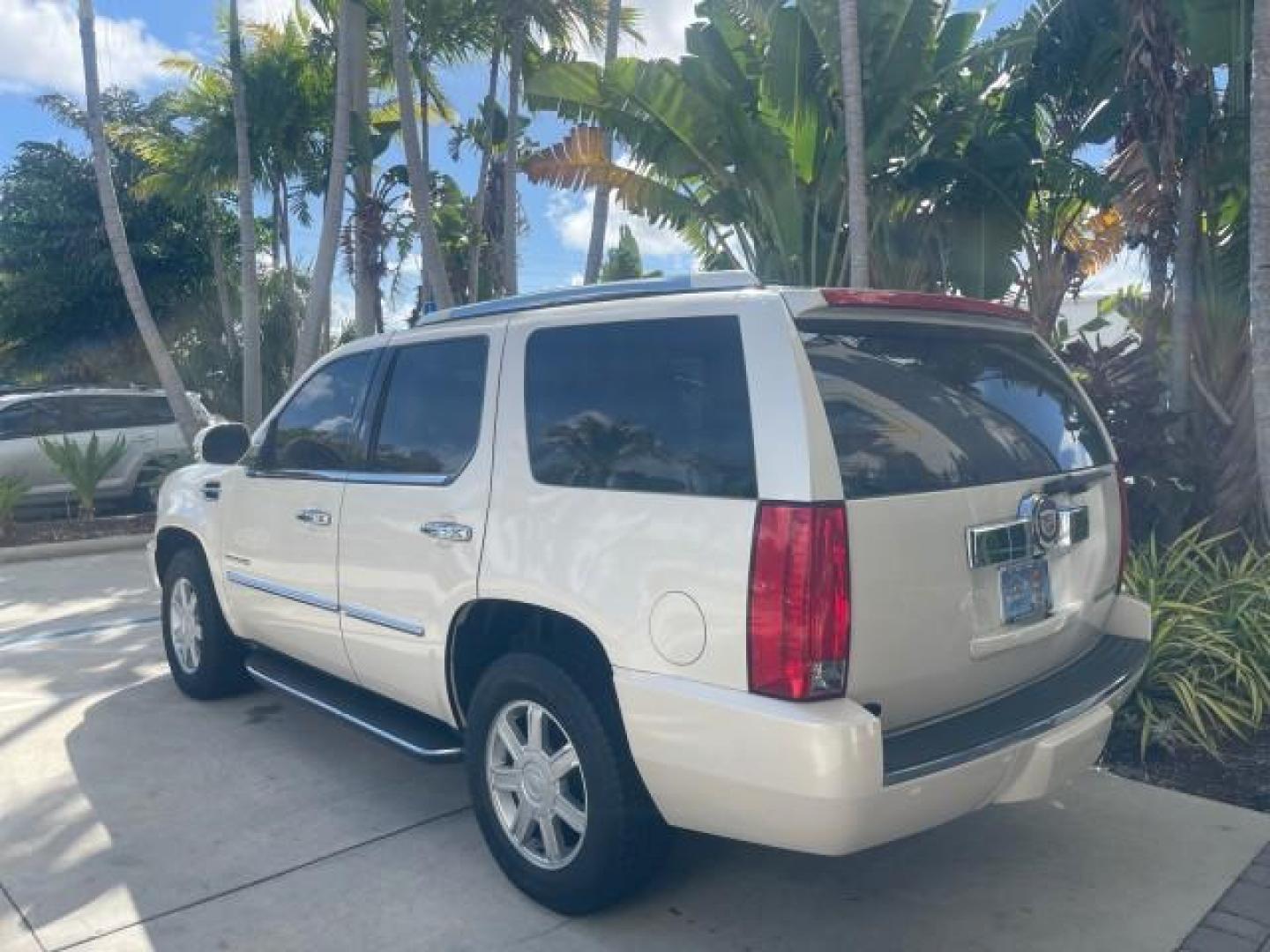 2013 White Diamond Tricoat /Cashmere w/Cocoa Accents Cadillac Escalade LOW MILES 62,315 PEARL WHITE (1GYS3AEF3DR) with an 6.2L Vortec 1000 V8 SFI E85 Engine engine, Automatic transmission, located at 4701 North Dixie Hwy, Pompano Beach, FL, 33064, (954) 422-2889, 26.240938, -80.123474 - OUR WEBPAGE FLORIDACARS1.COM HAS OVER 100 PHOTOS AND FREE CARFAX LINK 2013 CADILLAC ESCALADE WHITE DIAMOND TRICOAT - NEW $$ 63,170 VIN: 1GYS3AEF3DR239301 1 G Y S 3 A E F 3 D R 2 3 9 3 0 1 4 DOOR WAGON/SPORT UTILITY 6.2L V8 F OHV 16V FLEX FUEL REAR WHEEL DRIVE Features A/C Seat(s) ABS Brakes Air Cond - Photo#34