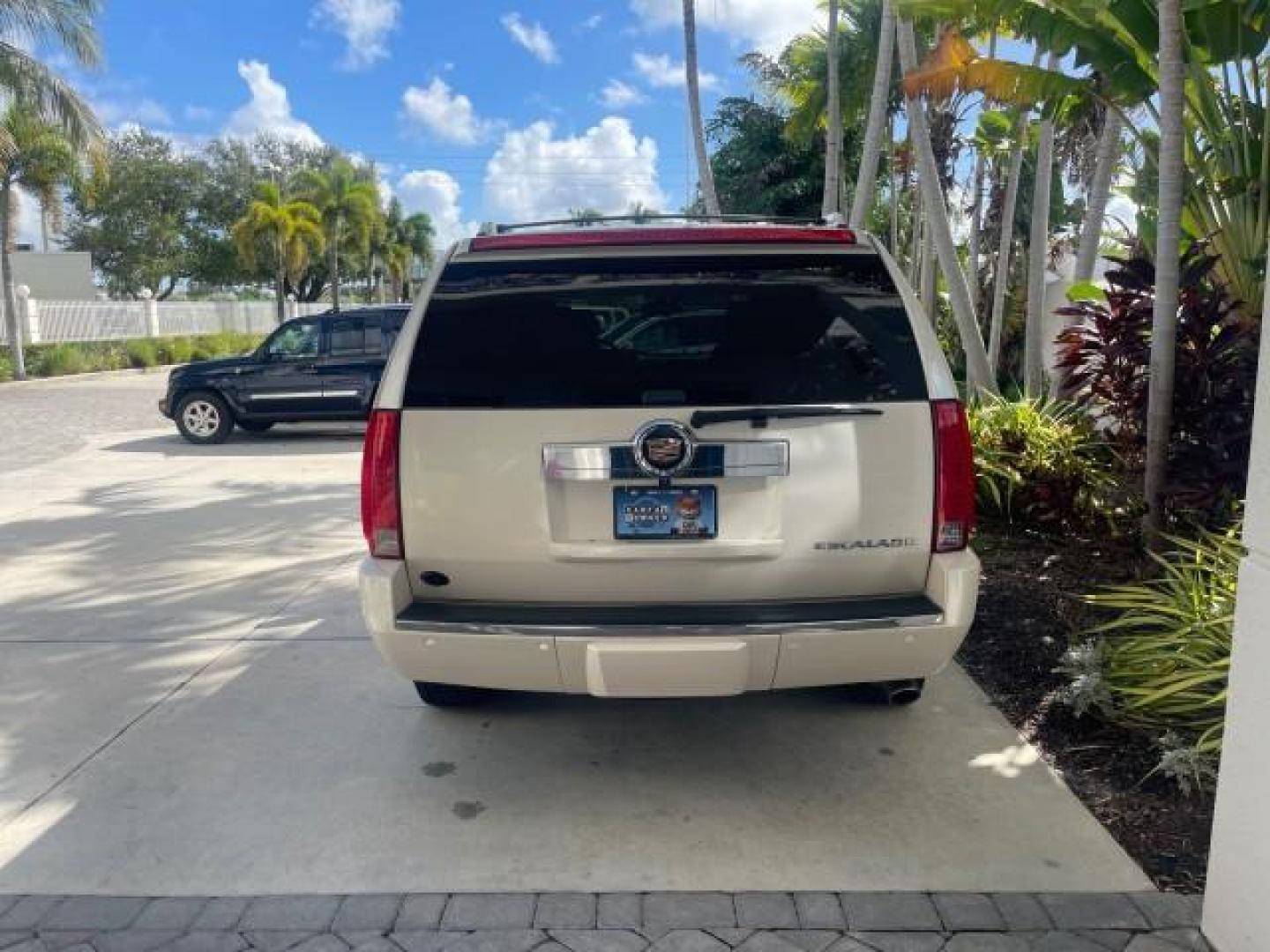 2013 White Diamond Tricoat /Cashmere w/Cocoa Accents Cadillac Escalade LOW MILES 62,315 PEARL WHITE (1GYS3AEF3DR) with an 6.2L Vortec 1000 V8 SFI E85 Engine engine, Automatic transmission, located at 4701 North Dixie Hwy, Pompano Beach, FL, 33064, (954) 422-2889, 26.240938, -80.123474 - OUR WEBPAGE FLORIDACARS1.COM HAS OVER 100 PHOTOS AND FREE CARFAX LINK 2013 CADILLAC ESCALADE WHITE DIAMOND TRICOAT - NEW $$ 63,170 VIN: 1GYS3AEF3DR239301 1 G Y S 3 A E F 3 D R 2 3 9 3 0 1 4 DOOR WAGON/SPORT UTILITY 6.2L V8 F OHV 16V FLEX FUEL REAR WHEEL DRIVE Features A/C Seat(s) ABS Brakes Air Cond - Photo#35