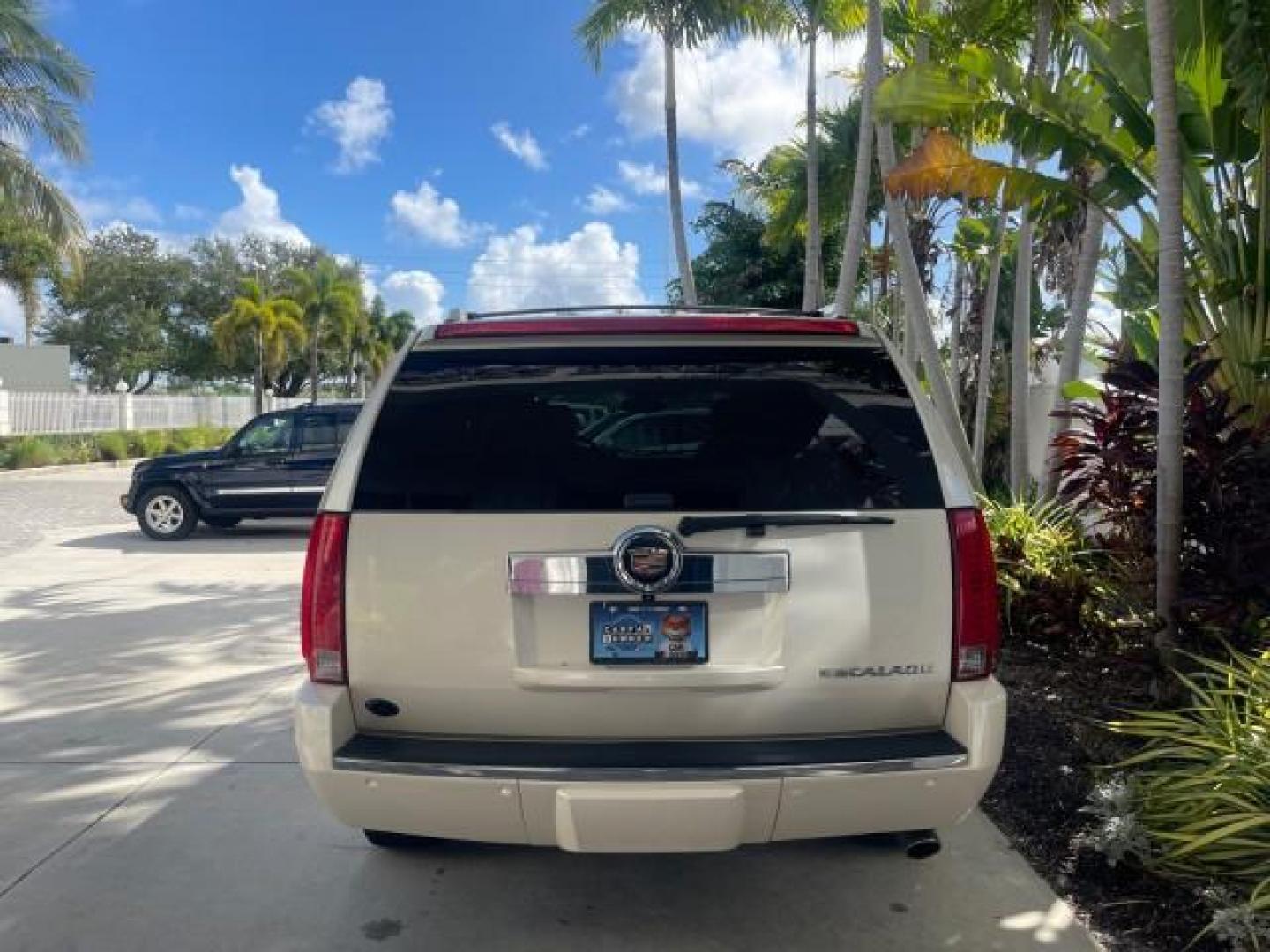 2013 White Diamond Tricoat /Cashmere w/Cocoa Accents Cadillac Escalade LOW MILES 62,315 PEARL WHITE (1GYS3AEF3DR) with an 6.2L Vortec 1000 V8 SFI E85 Engine engine, Automatic transmission, located at 4701 North Dixie Hwy, Pompano Beach, FL, 33064, (954) 422-2889, 26.240938, -80.123474 - OUR WEBPAGE FLORIDACARS1.COM HAS OVER 100 PHOTOS AND FREE CARFAX LINK 2013 CADILLAC ESCALADE WHITE DIAMOND TRICOAT - NEW $$ 63,170 VIN: 1GYS3AEF3DR239301 1 G Y S 3 A E F 3 D R 2 3 9 3 0 1 4 DOOR WAGON/SPORT UTILITY 6.2L V8 F OHV 16V FLEX FUEL REAR WHEEL DRIVE Features A/C Seat(s) ABS Brakes Air Cond - Photo#36