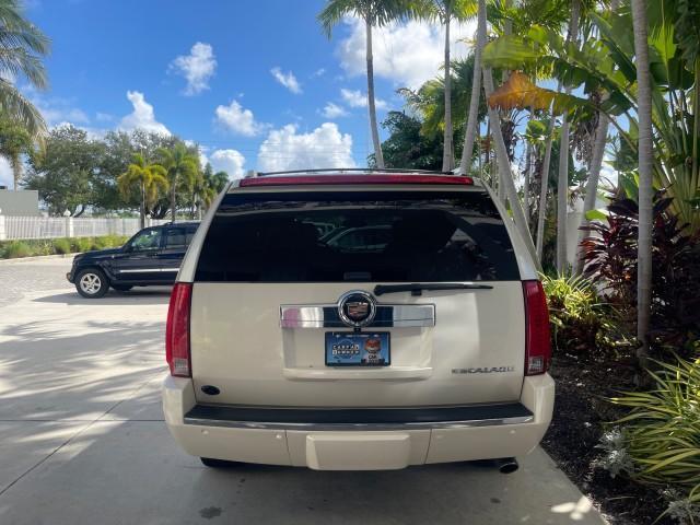 2013 White Diamond Tricoat /Cashmere w/Cocoa Accents Cadillac Escalade LOW MILES 62,322 PEARL WHITE (1GYS3AEF3DR) with an 6.2L Vortec 1000 V8 SFI E85 Engine engine, Automatic transmission, located at 4701 North Dixie Hwy, Pompano Beach, FL, 33064, (954) 422-2889, 26.240938, -80.123474 - OUR WEBPAGE FLORIDACARS1.COM HAS OVER 100 PHOTOS AND FREE CARFAX LINK 2013 CADILLAC ESCALADE WHITE DIAMOND TRICOAT - NEW $$ 63,170 VIN: 1GYS3AEF3DR239301 1 G Y S 3 A E F 3 D R 2 3 9 3 0 1 4 DOOR WAGON/SPORT UTILITY 6.2L V8 F OHV 16V FLEX FUEL REAR WHEEL DRIVE Features A/C Seat(s) ABS Brakes Air Cond - Photo#36