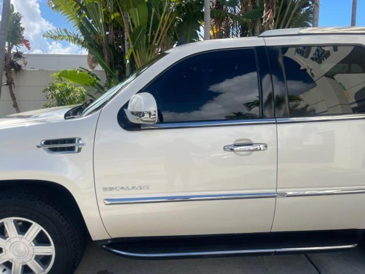 2013 White Diamond Tricoat /Cashmere w/Cocoa Accents Cadillac Escalade LOW MILES 62,315 PEARL WHITE (1GYS3AEF3DR) with an 6.2L Vortec 1000 V8 SFI E85 Engine engine, Automatic transmission, located at 4701 North Dixie Hwy, Pompano Beach, FL, 33064, (954) 422-2889, 26.240938, -80.123474 - OUR WEBPAGE FLORIDACARS1.COM HAS OVER 100 PHOTOS AND FREE CARFAX LINK 2013 CADILLAC ESCALADE WHITE DIAMOND TRICOAT - NEW $$ 63,170 VIN: 1GYS3AEF3DR239301 1 G Y S 3 A E F 3 D R 2 3 9 3 0 1 4 DOOR WAGON/SPORT UTILITY 6.2L V8 F OHV 16V FLEX FUEL REAR WHEEL DRIVE Features A/C Seat(s) ABS Brakes Air Cond - Photo#37