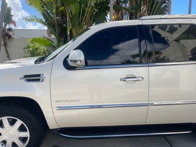 2013 White Diamond Tricoat /Cashmere w/Cocoa Accents Cadillac Escalade LOW MILES 62,322 PEARL WHITE (1GYS3AEF3DR) with an 6.2L Vortec 1000 V8 SFI E85 Engine engine, Automatic transmission, located at 4701 North Dixie Hwy, Pompano Beach, FL, 33064, (954) 422-2889, 26.240938, -80.123474 - OUR WEBPAGE FLORIDACARS1.COM HAS OVER 100 PHOTOS AND FREE CARFAX LINK 2013 CADILLAC ESCALADE WHITE DIAMOND TRICOAT - NEW $$ 63,170 VIN: 1GYS3AEF3DR239301 1 G Y S 3 A E F 3 D R 2 3 9 3 0 1 4 DOOR WAGON/SPORT UTILITY 6.2L V8 F OHV 16V FLEX FUEL REAR WHEEL DRIVE Features A/C Seat(s) ABS Brakes Air Cond - Photo#37