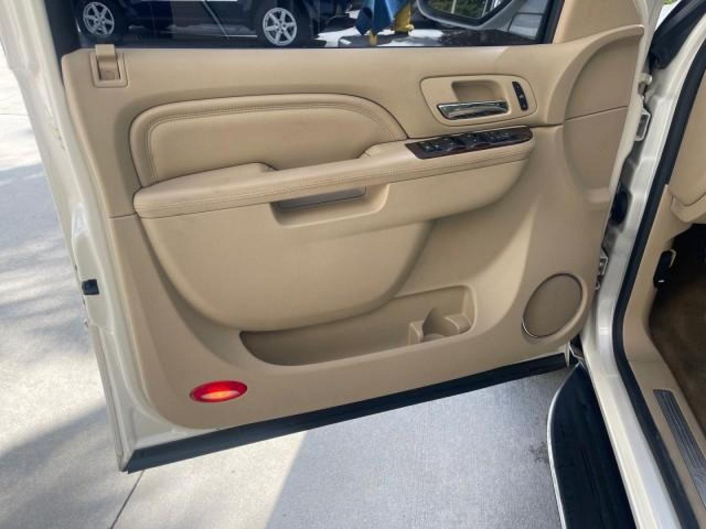 2013 White Diamond Tricoat /Cashmere w/Cocoa Accents Cadillac Escalade LOW MILES 62,315 PEARL WHITE (1GYS3AEF3DR) with an 6.2L Vortec 1000 V8 SFI E85 Engine engine, Automatic transmission, located at 4701 North Dixie Hwy, Pompano Beach, FL, 33064, (954) 422-2889, 26.240938, -80.123474 - OUR WEBPAGE FLORIDACARS1.COM HAS OVER 100 PHOTOS AND FREE CARFAX LINK 2013 CADILLAC ESCALADE WHITE DIAMOND TRICOAT - NEW $$ 63,170 VIN: 1GYS3AEF3DR239301 1 G Y S 3 A E F 3 D R 2 3 9 3 0 1 4 DOOR WAGON/SPORT UTILITY 6.2L V8 F OHV 16V FLEX FUEL REAR WHEEL DRIVE Features A/C Seat(s) ABS Brakes Air Cond - Photo#43