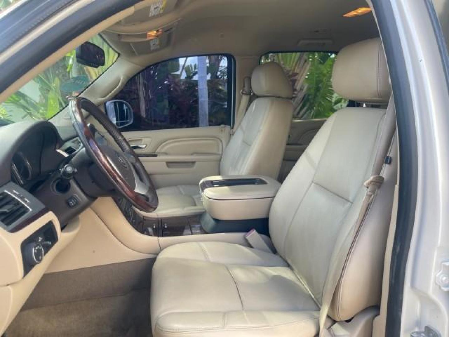 2013 White Diamond Tricoat /Cashmere w/Cocoa Accents Cadillac Escalade LOW MILES 62,315 PEARL WHITE (1GYS3AEF3DR) with an 6.2L Vortec 1000 V8 SFI E85 Engine engine, Automatic transmission, located at 4701 North Dixie Hwy, Pompano Beach, FL, 33064, (954) 422-2889, 26.240938, -80.123474 - OUR WEBPAGE FLORIDACARS1.COM HAS OVER 100 PHOTOS AND FREE CARFAX LINK 2013 CADILLAC ESCALADE WHITE DIAMOND TRICOAT - NEW $$ 63,170 VIN: 1GYS3AEF3DR239301 1 G Y S 3 A E F 3 D R 2 3 9 3 0 1 4 DOOR WAGON/SPORT UTILITY 6.2L V8 F OHV 16V FLEX FUEL REAR WHEEL DRIVE Features A/C Seat(s) ABS Brakes Air Cond - Photo#45