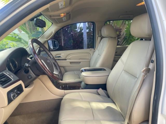 2013 White Diamond Tricoat /Cashmere w/Cocoa Accents Cadillac Escalade LOW MILES 62,322 PEARL WHITE (1GYS3AEF3DR) with an 6.2L Vortec 1000 V8 SFI E85 Engine engine, Automatic transmission, located at 4701 North Dixie Hwy, Pompano Beach, FL, 33064, (954) 422-2889, 26.240938, -80.123474 - OUR WEBPAGE FLORIDACARS1.COM HAS OVER 100 PHOTOS AND FREE CARFAX LINK 2013 CADILLAC ESCALADE WHITE DIAMOND TRICOAT - NEW $$ 63,170 VIN: 1GYS3AEF3DR239301 1 G Y S 3 A E F 3 D R 2 3 9 3 0 1 4 DOOR WAGON/SPORT UTILITY 6.2L V8 F OHV 16V FLEX FUEL REAR WHEEL DRIVE Features A/C Seat(s) ABS Brakes Air Cond - Photo#46
