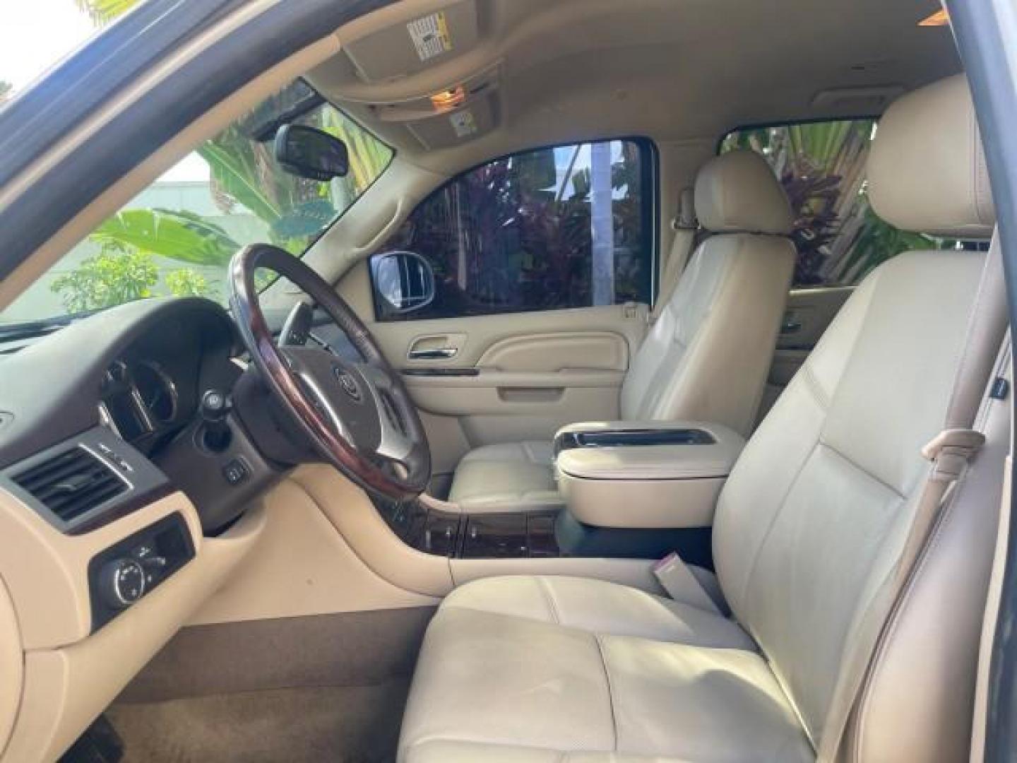 2013 White Diamond Tricoat /Cashmere w/Cocoa Accents Cadillac Escalade LOW MILES 62,315 PEARL WHITE (1GYS3AEF3DR) with an 6.2L Vortec 1000 V8 SFI E85 Engine engine, Automatic transmission, located at 4701 North Dixie Hwy, Pompano Beach, FL, 33064, (954) 422-2889, 26.240938, -80.123474 - OUR WEBPAGE FLORIDACARS1.COM HAS OVER 100 PHOTOS AND FREE CARFAX LINK 2013 CADILLAC ESCALADE WHITE DIAMOND TRICOAT - NEW $$ 63,170 VIN: 1GYS3AEF3DR239301 1 G Y S 3 A E F 3 D R 2 3 9 3 0 1 4 DOOR WAGON/SPORT UTILITY 6.2L V8 F OHV 16V FLEX FUEL REAR WHEEL DRIVE Features A/C Seat(s) ABS Brakes Air Cond - Photo#47