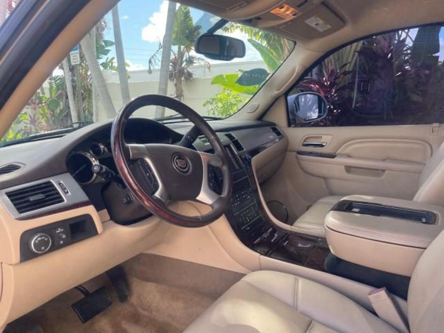 2013 White Diamond Tricoat /Cashmere w/Cocoa Accents Cadillac Escalade LOW MILES 62,315 PEARL WHITE (1GYS3AEF3DR) with an 6.2L Vortec 1000 V8 SFI E85 Engine engine, Automatic transmission, located at 4701 North Dixie Hwy, Pompano Beach, FL, 33064, (954) 422-2889, 26.240938, -80.123474 - OUR WEBPAGE FLORIDACARS1.COM HAS OVER 100 PHOTOS AND FREE CARFAX LINK 2013 CADILLAC ESCALADE WHITE DIAMOND TRICOAT - NEW $$ 63,170 VIN: 1GYS3AEF3DR239301 1 G Y S 3 A E F 3 D R 2 3 9 3 0 1 4 DOOR WAGON/SPORT UTILITY 6.2L V8 F OHV 16V FLEX FUEL REAR WHEEL DRIVE Features A/C Seat(s) ABS Brakes Air Cond - Photo#49