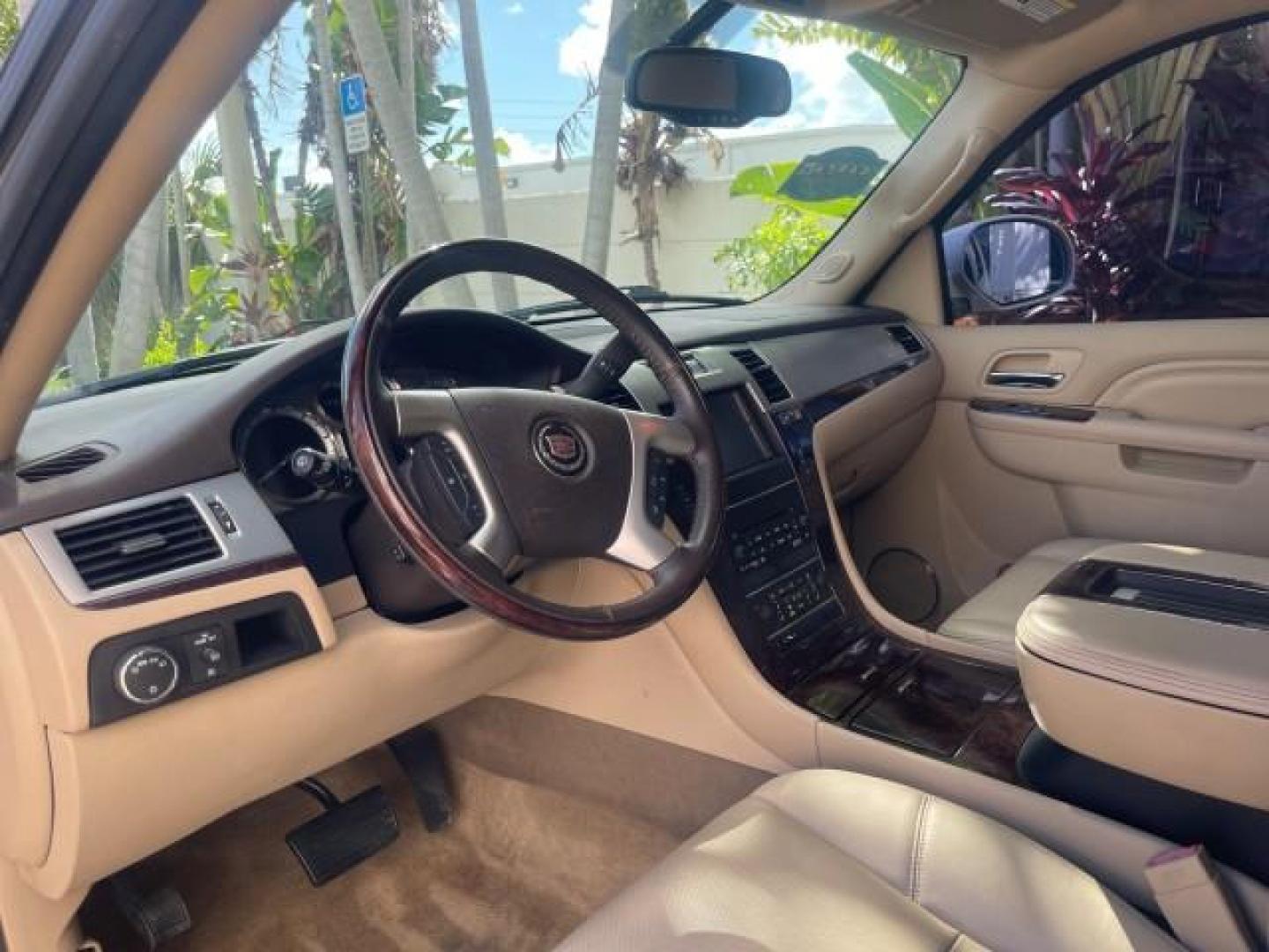 2013 White Diamond Tricoat /Cashmere w/Cocoa Accents Cadillac Escalade LOW MILES 62,315 PEARL WHITE (1GYS3AEF3DR) with an 6.2L Vortec 1000 V8 SFI E85 Engine engine, Automatic transmission, located at 4701 North Dixie Hwy, Pompano Beach, FL, 33064, (954) 422-2889, 26.240938, -80.123474 - OUR WEBPAGE FLORIDACARS1.COM HAS OVER 100 PHOTOS AND FREE CARFAX LINK 2013 CADILLAC ESCALADE WHITE DIAMOND TRICOAT - NEW $$ 63,170 VIN: 1GYS3AEF3DR239301 1 G Y S 3 A E F 3 D R 2 3 9 3 0 1 4 DOOR WAGON/SPORT UTILITY 6.2L V8 F OHV 16V FLEX FUEL REAR WHEEL DRIVE Features A/C Seat(s) ABS Brakes Air Cond - Photo#50