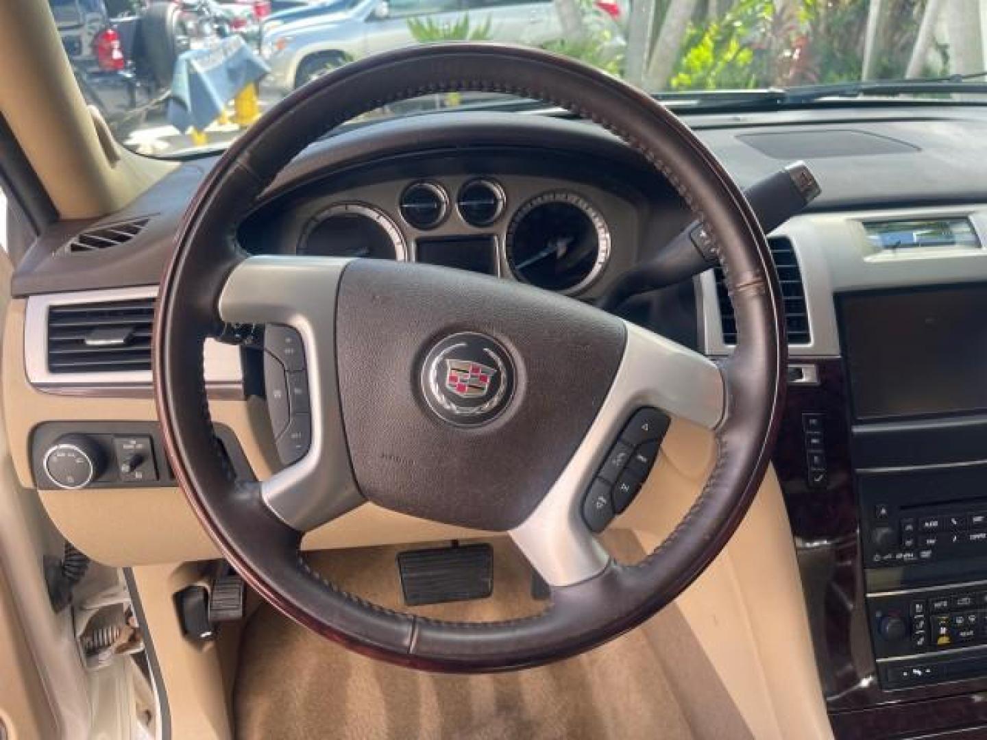 2013 White Diamond Tricoat /Cashmere w/Cocoa Accents Cadillac Escalade LOW MILES 62,315 PEARL WHITE (1GYS3AEF3DR) with an 6.2L Vortec 1000 V8 SFI E85 Engine engine, Automatic transmission, located at 4701 North Dixie Hwy, Pompano Beach, FL, 33064, (954) 422-2889, 26.240938, -80.123474 - OUR WEBPAGE FLORIDACARS1.COM HAS OVER 100 PHOTOS AND FREE CARFAX LINK 2013 CADILLAC ESCALADE WHITE DIAMOND TRICOAT - NEW $$ 63,170 VIN: 1GYS3AEF3DR239301 1 G Y S 3 A E F 3 D R 2 3 9 3 0 1 4 DOOR WAGON/SPORT UTILITY 6.2L V8 F OHV 16V FLEX FUEL REAR WHEEL DRIVE Features A/C Seat(s) ABS Brakes Air Cond - Photo#51
