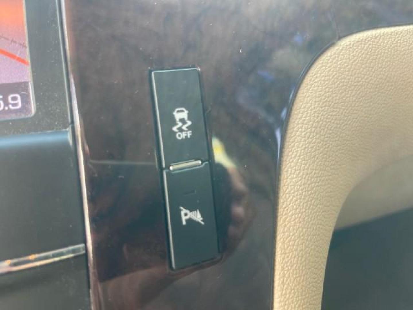 2013 White Diamond Tricoat /Cashmere w/Cocoa Accents Cadillac Escalade LOW MILES 62,315 PEARL WHITE (1GYS3AEF3DR) with an 6.2L Vortec 1000 V8 SFI E85 Engine engine, Automatic transmission, located at 4701 North Dixie Hwy, Pompano Beach, FL, 33064, (954) 422-2889, 26.240938, -80.123474 - OUR WEBPAGE FLORIDACARS1.COM HAS OVER 100 PHOTOS AND FREE CARFAX LINK 2013 CADILLAC ESCALADE WHITE DIAMOND TRICOAT - NEW $$ 63,170 VIN: 1GYS3AEF3DR239301 1 G Y S 3 A E F 3 D R 2 3 9 3 0 1 4 DOOR WAGON/SPORT UTILITY 6.2L V8 F OHV 16V FLEX FUEL REAR WHEEL DRIVE Features A/C Seat(s) ABS Brakes Air Cond - Photo#62