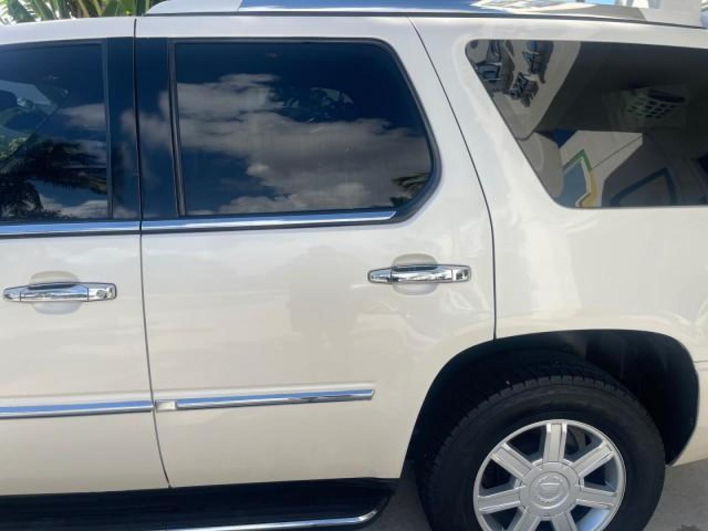 2013 White Diamond Tricoat /Cashmere w/Cocoa Accents Cadillac Escalade LOW MILES 62,315 PEARL WHITE (1GYS3AEF3DR) with an 6.2L Vortec 1000 V8 SFI E85 Engine engine, Automatic transmission, located at 4701 North Dixie Hwy, Pompano Beach, FL, 33064, (954) 422-2889, 26.240938, -80.123474 - OUR WEBPAGE FLORIDACARS1.COM HAS OVER 100 PHOTOS AND FREE CARFAX LINK 2013 CADILLAC ESCALADE WHITE DIAMOND TRICOAT - NEW $$ 63,170 VIN: 1GYS3AEF3DR239301 1 G Y S 3 A E F 3 D R 2 3 9 3 0 1 4 DOOR WAGON/SPORT UTILITY 6.2L V8 F OHV 16V FLEX FUEL REAR WHEEL DRIVE Features A/C Seat(s) ABS Brakes Air Cond - Photo#74