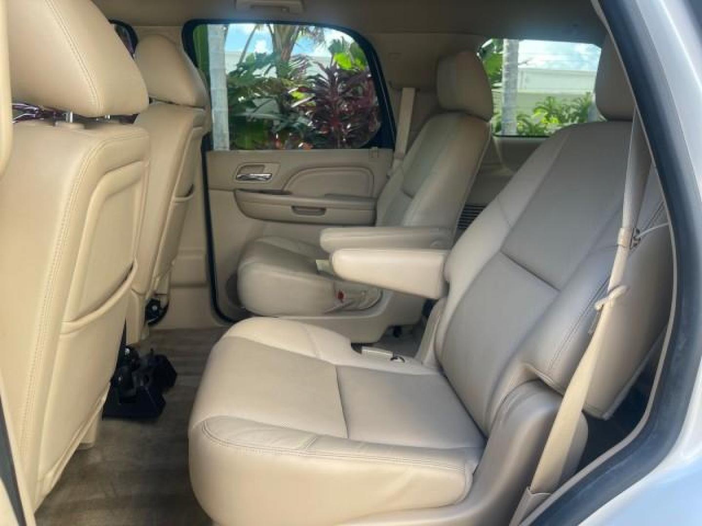 2013 White Diamond Tricoat /Cashmere w/Cocoa Accents Cadillac Escalade LOW MILES 62,315 PEARL WHITE (1GYS3AEF3DR) with an 6.2L Vortec 1000 V8 SFI E85 Engine engine, Automatic transmission, located at 4701 North Dixie Hwy, Pompano Beach, FL, 33064, (954) 422-2889, 26.240938, -80.123474 - OUR WEBPAGE FLORIDACARS1.COM HAS OVER 100 PHOTOS AND FREE CARFAX LINK 2013 CADILLAC ESCALADE WHITE DIAMOND TRICOAT - NEW $$ 63,170 VIN: 1GYS3AEF3DR239301 1 G Y S 3 A E F 3 D R 2 3 9 3 0 1 4 DOOR WAGON/SPORT UTILITY 6.2L V8 F OHV 16V FLEX FUEL REAR WHEEL DRIVE Features A/C Seat(s) ABS Brakes Air Cond - Photo#77