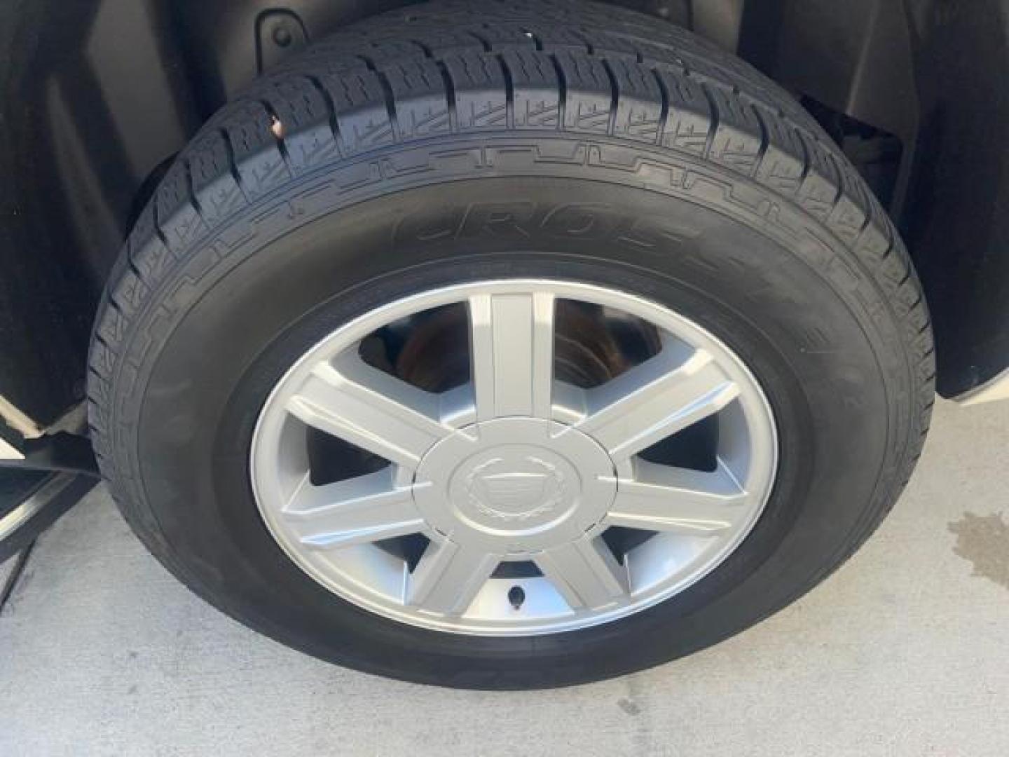 2013 White Diamond Tricoat /Cashmere w/Cocoa Accents Cadillac Escalade LOW MILES 62,315 PEARL WHITE (1GYS3AEF3DR) with an 6.2L Vortec 1000 V8 SFI E85 Engine engine, Automatic transmission, located at 4701 North Dixie Hwy, Pompano Beach, FL, 33064, (954) 422-2889, 26.240938, -80.123474 - OUR WEBPAGE FLORIDACARS1.COM HAS OVER 100 PHOTOS AND FREE CARFAX LINK 2013 CADILLAC ESCALADE WHITE DIAMOND TRICOAT - NEW $$ 63,170 VIN: 1GYS3AEF3DR239301 1 G Y S 3 A E F 3 D R 2 3 9 3 0 1 4 DOOR WAGON/SPORT UTILITY 6.2L V8 F OHV 16V FLEX FUEL REAR WHEEL DRIVE Features A/C Seat(s) ABS Brakes Air Cond - Photo#93