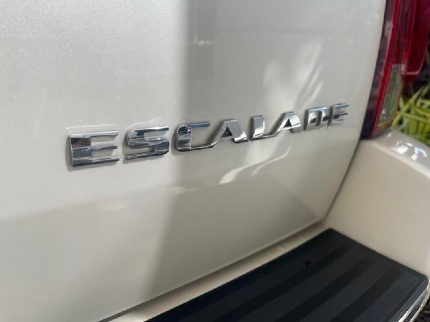 2013 White Diamond Tricoat /Cashmere w/Cocoa Accents Cadillac Escalade LOW MILES 62,315 PEARL WHITE (1GYS3AEF3DR) with an 6.2L Vortec 1000 V8 SFI E85 Engine engine, Automatic transmission, located at 4701 North Dixie Hwy, Pompano Beach, FL, 33064, (954) 422-2889, 26.240938, -80.123474 - OUR WEBPAGE FLORIDACARS1.COM HAS OVER 100 PHOTOS AND FREE CARFAX LINK 2013 CADILLAC ESCALADE WHITE DIAMOND TRICOAT - NEW $$ 63,170 VIN: 1GYS3AEF3DR239301 1 G Y S 3 A E F 3 D R 2 3 9 3 0 1 4 DOOR WAGON/SPORT UTILITY 6.2L V8 F OHV 16V FLEX FUEL REAR WHEEL DRIVE Features A/C Seat(s) ABS Brakes Air Cond - Photo#97