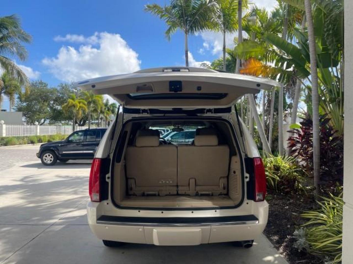 2013 White Diamond Tricoat /Cashmere w/Cocoa Accents Cadillac Escalade LOW MILES 62,315 PEARL WHITE (1GYS3AEF3DR) with an 6.2L Vortec 1000 V8 SFI E85 Engine engine, Automatic transmission, located at 4701 North Dixie Hwy, Pompano Beach, FL, 33064, (954) 422-2889, 26.240938, -80.123474 - OUR WEBPAGE FLORIDACARS1.COM HAS OVER 100 PHOTOS AND FREE CARFAX LINK 2013 CADILLAC ESCALADE WHITE DIAMOND TRICOAT - NEW $$ 63,170 VIN: 1GYS3AEF3DR239301 1 G Y S 3 A E F 3 D R 2 3 9 3 0 1 4 DOOR WAGON/SPORT UTILITY 6.2L V8 F OHV 16V FLEX FUEL REAR WHEEL DRIVE Features A/C Seat(s) ABS Brakes Air Cond - Photo#99