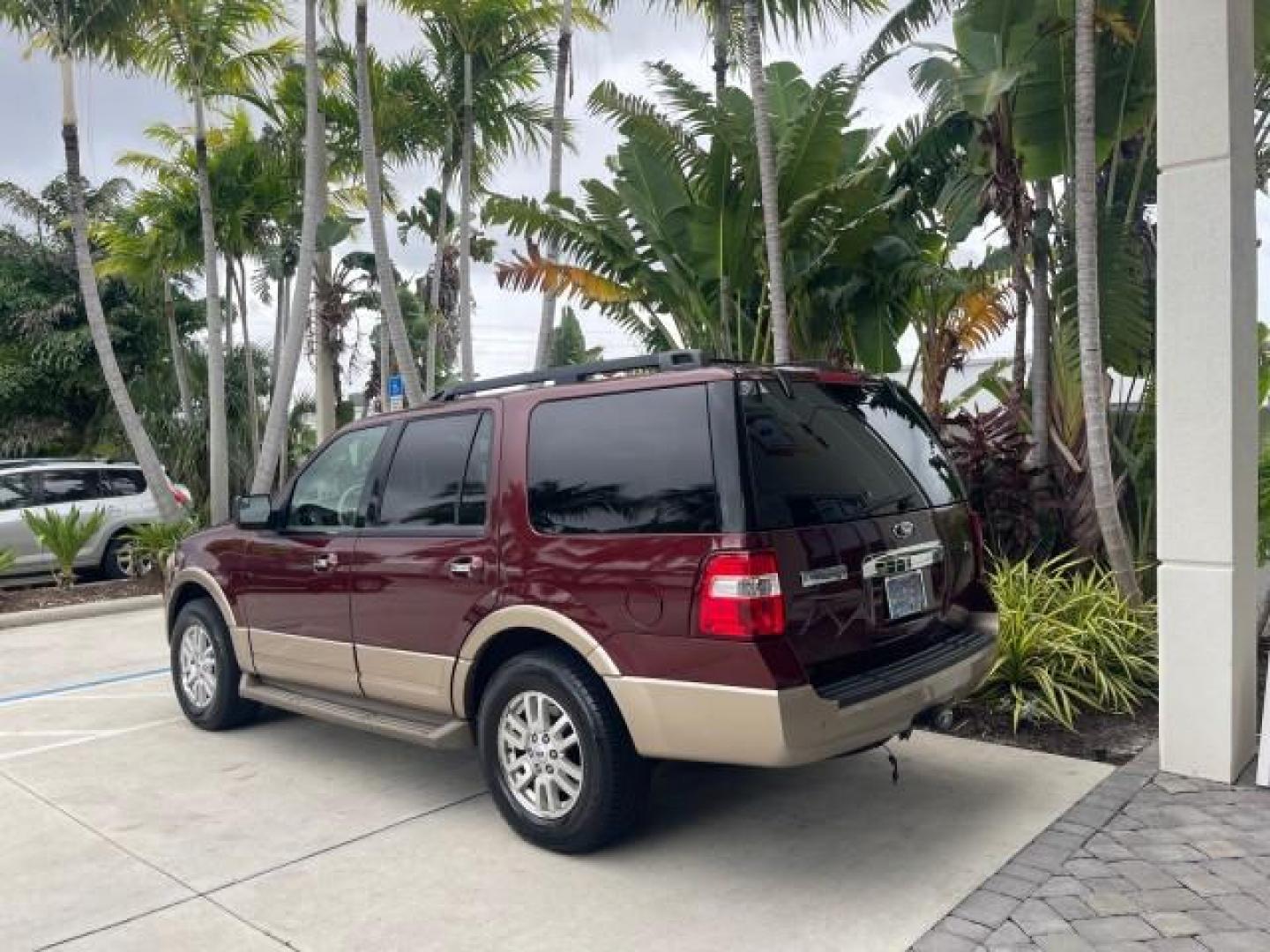 2012 Autumn Red Metallic /Camel Ford Expedition XLT LOW MILES 73,308 4WD (1FMJU1J54CE) with an 5.4L SOHC 24-Valve V8 FFV Engine engine, Automatic transmission, located at 4701 North Dixie Hwy, Pompano Beach, FL, 33064, (954) 422-2889, 26.240938, -80.123474 - OUR WEBPAGE FLORIDACARS1.COM HAS OVER 100 PHOTOS AND FREE CARFAX LINK 2012 FORD EXPEDITION XLT VIN: 1FMJU1J54CEF49311 1 F M J U 1 J 5 4 C E F 4 9 3 1 1 4 DOOR WAGON/SPORT UTILITY 5.4L V8 F SOHC 24V FLEX FUEL REAR WHEEL DRIVE W/ 4X4 Features 4WD/AWD ABS Brakes Air Conditioning Alloy Wheels AM/FM Ster - Photo#5