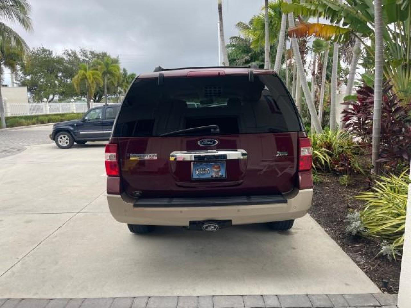 2012 Autumn Red Metallic /Camel Ford Expedition XLT LOW MILES 73,308 4WD (1FMJU1J54CE) with an 5.4L SOHC 24-Valve V8 FFV Engine engine, Automatic transmission, located at 4701 North Dixie Hwy, Pompano Beach, FL, 33064, (954) 422-2889, 26.240938, -80.123474 - OUR WEBPAGE FLORIDACARS1.COM HAS OVER 100 PHOTOS AND FREE CARFAX LINK 2012 FORD EXPEDITION XLT VIN: 1FMJU1J54CEF49311 1 F M J U 1 J 5 4 C E F 4 9 3 1 1 4 DOOR WAGON/SPORT UTILITY 5.4L V8 F SOHC 24V FLEX FUEL REAR WHEEL DRIVE W/ 4X4 Features 4WD/AWD ABS Brakes Air Conditioning Alloy Wheels AM/FM Ster - Photo#6