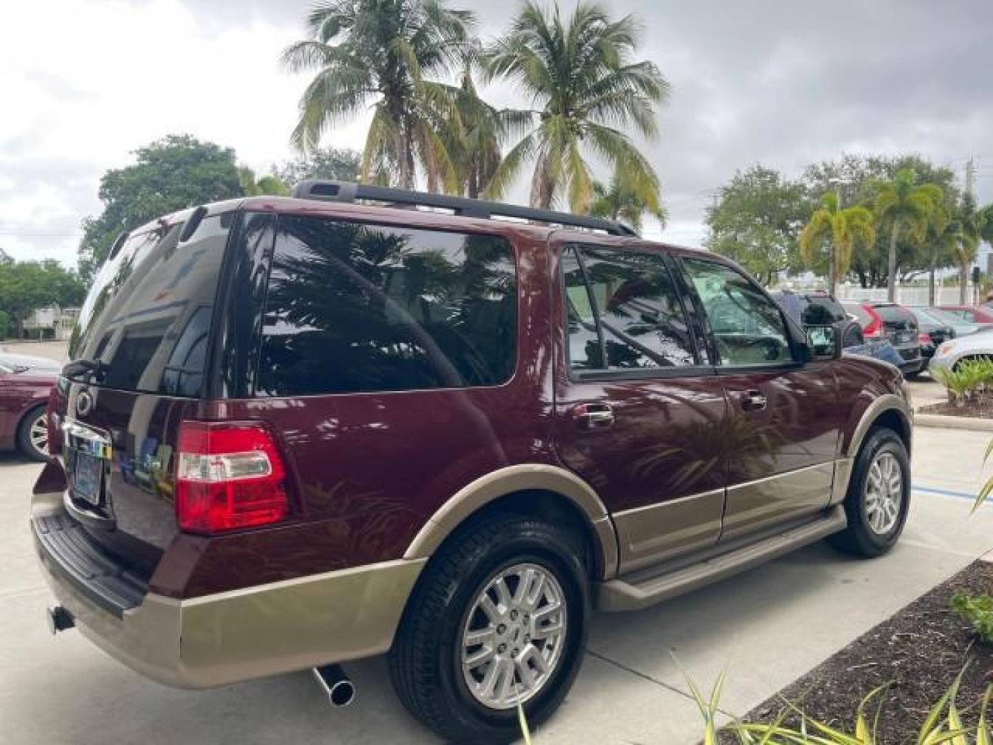 2012 Autumn Red Metallic /Camel Ford Expedition XLT LOW MILES 73,308 4WD (1FMJU1J54CE) with an 5.4L SOHC 24-Valve V8 FFV Engine engine, Automatic transmission, located at 4701 North Dixie Hwy, Pompano Beach, FL, 33064, (954) 422-2889, 26.240938, -80.123474 - OUR WEBPAGE FLORIDACARS1.COM HAS OVER 100 PHOTOS AND FREE CARFAX LINK 2012 FORD EXPEDITION XLT VIN: 1FMJU1J54CEF49311 1 F M J U 1 J 5 4 C E F 4 9 3 1 1 4 DOOR WAGON/SPORT UTILITY 5.4L V8 F SOHC 24V FLEX FUEL REAR WHEEL DRIVE W/ 4X4 Features 4WD/AWD ABS Brakes Air Conditioning Alloy Wheels AM/FM Ster - Photo#7
