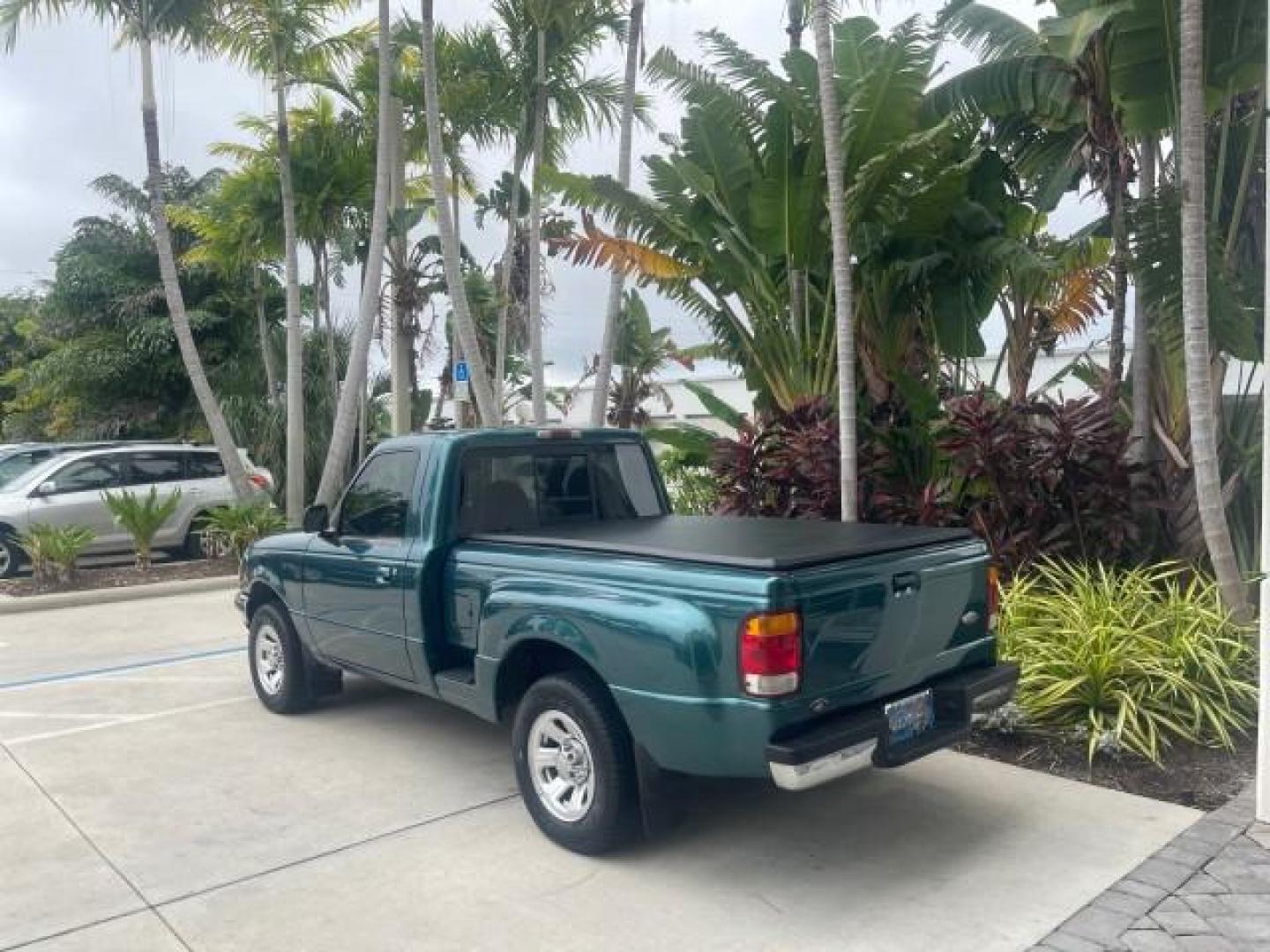 1998 Deep Emerald Green (CC/Met) /Medium Graphite Ford Ranger XL LOW MILES 4 CYL LOW MILES (1FTYR10C0WP) with an 2.5L EFI 4-Cyl Engine engine, Automatic transmission, located at 4701 North Dixie Hwy, Pompano Beach, FL, 33064, (954) 422-2889, 26.240938, -80.123474 - OUR WEBPAGE FLORIDACARS1.COM HAS OVER 100 PHOTOS AND FREE CARFAX LINK 1998 FORD RANGER SPLASH FLARESIDE VIN: 1FTYR10C0WPA84443 1 F T Y R 1 0 C 0 W P A 8 4 4 4 3 PICKUP 2.5L I4 F SOHC 8V GASOLINE 27 MPG REAR WHEEL DRIVE Features ABS Brakes Automatic Transmission Cassette Player Cloth Seats Ice Cold A - Photo#5