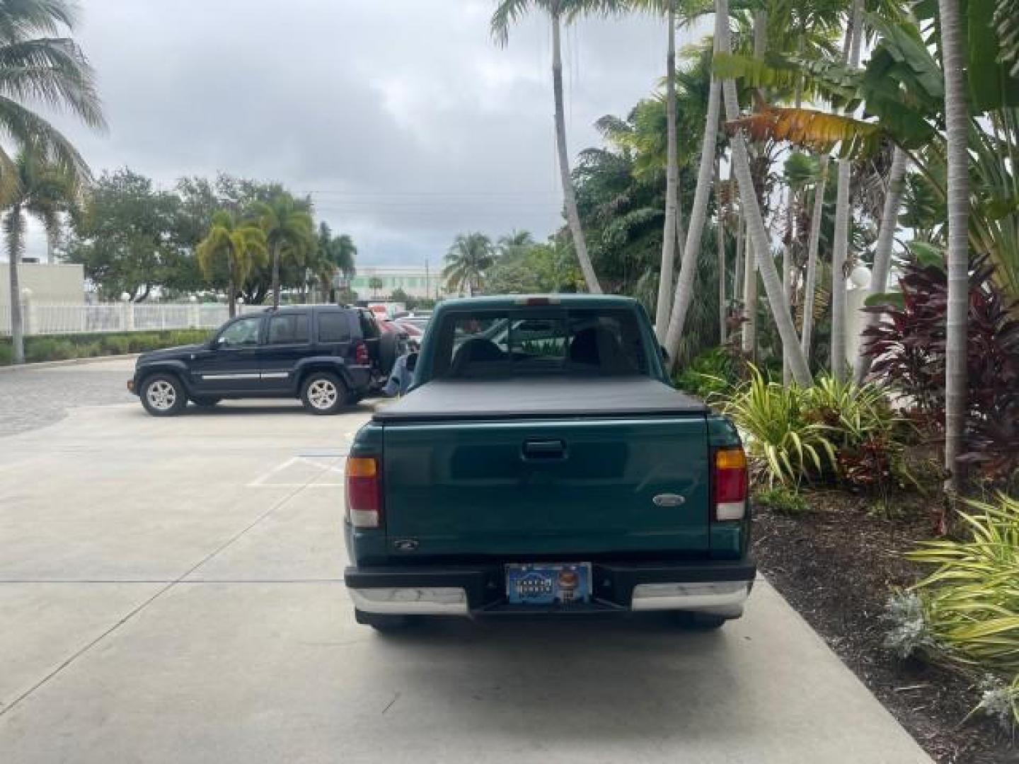 1998 Deep Emerald Green (CC/Met) /Medium Graphite Ford Ranger XL LOW MILES 4 CYL LOW MILES (1FTYR10C0WP) with an 2.5L EFI 4-Cyl Engine engine, Automatic transmission, located at 4701 North Dixie Hwy, Pompano Beach, FL, 33064, (954) 422-2889, 26.240938, -80.123474 - OUR WEBPAGE FLORIDACARS1.COM HAS OVER 100 PHOTOS AND FREE CARFAX LINK 1998 FORD RANGER SPLASH FLARESIDE VIN: 1FTYR10C0WPA84443 1 F T Y R 1 0 C 0 W P A 8 4 4 4 3 PICKUP 2.5L I4 F SOHC 8V GASOLINE 27 MPG REAR WHEEL DRIVE Features ABS Brakes Automatic Transmission Cassette Player Cloth Seats Ice Cold A - Photo#6