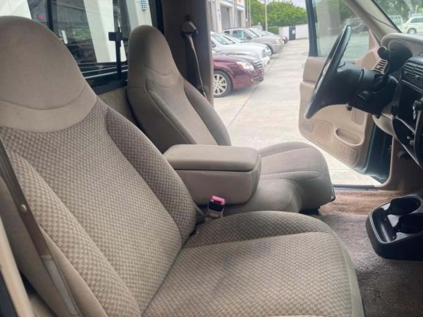 1998 Deep Emerald Green (CC/Met) /Medium Graphite Ford Ranger XL LOW MILES 4 CYL LOW MILES (1FTYR10C0WP) with an 2.5L EFI 4-Cyl Engine engine, Automatic transmission, located at 4701 North Dixie Hwy, Pompano Beach, FL, 33064, (954) 422-2889, 26.240938, -80.123474 - OUR WEBPAGE FLORIDACARS1.COM HAS OVER 100 PHOTOS AND FREE CARFAX LINK 1998 FORD RANGER SPLASH FLARESIDE VIN: 1FTYR10C0WPA84443 1 F T Y R 1 0 C 0 W P A 8 4 4 4 3 PICKUP 2.5L I4 F SOHC 8V GASOLINE 27 MPG REAR WHEEL DRIVE Features ABS Brakes Automatic Transmission Cassette Player Cloth Seats Ice Cold A - Photo#12